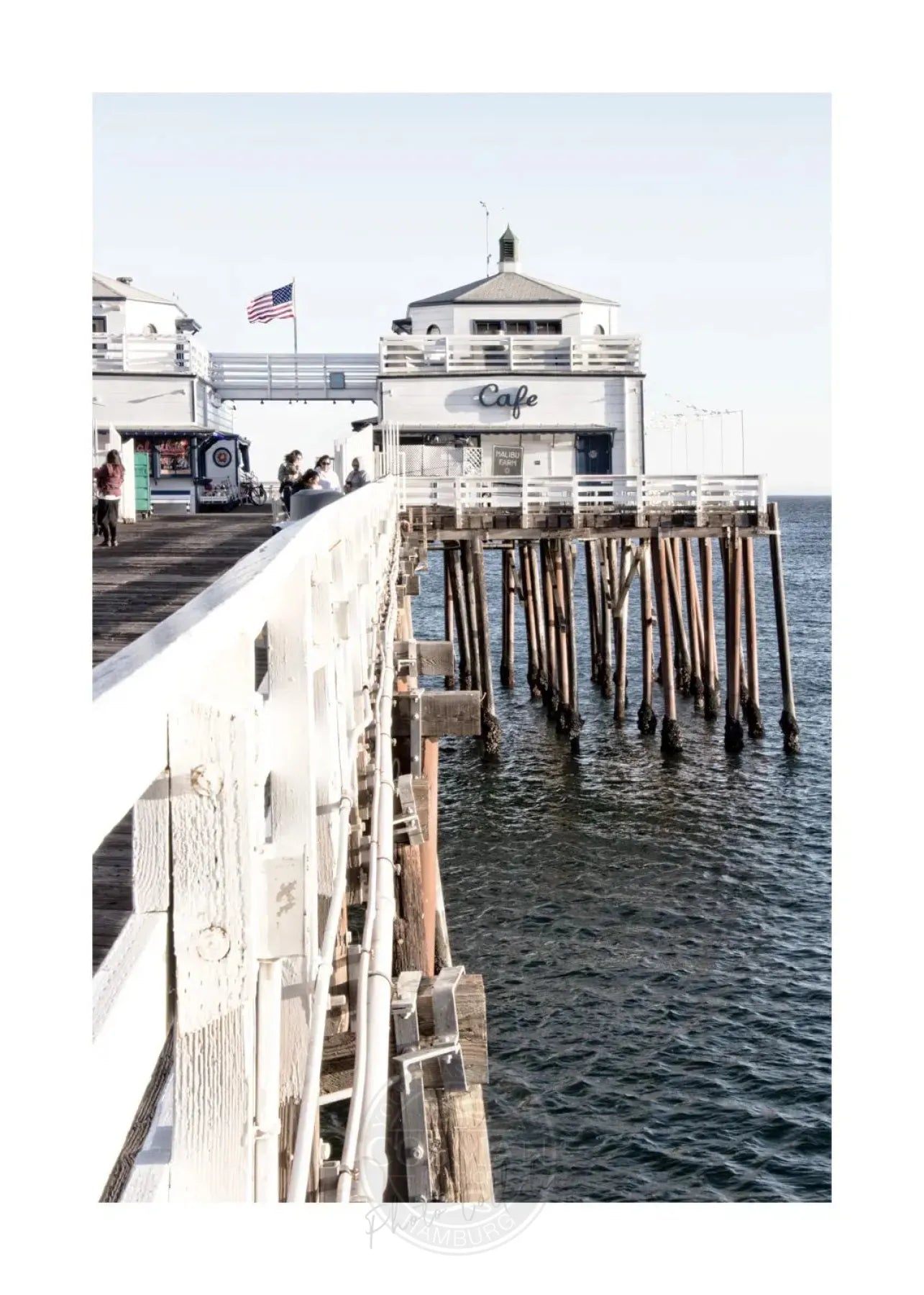 Schwarz-weiß Poster von Malibu Beach Pier in Kalifornien, 21x29,7 cm, von Cosman-Photocollection, mit weißem Rand