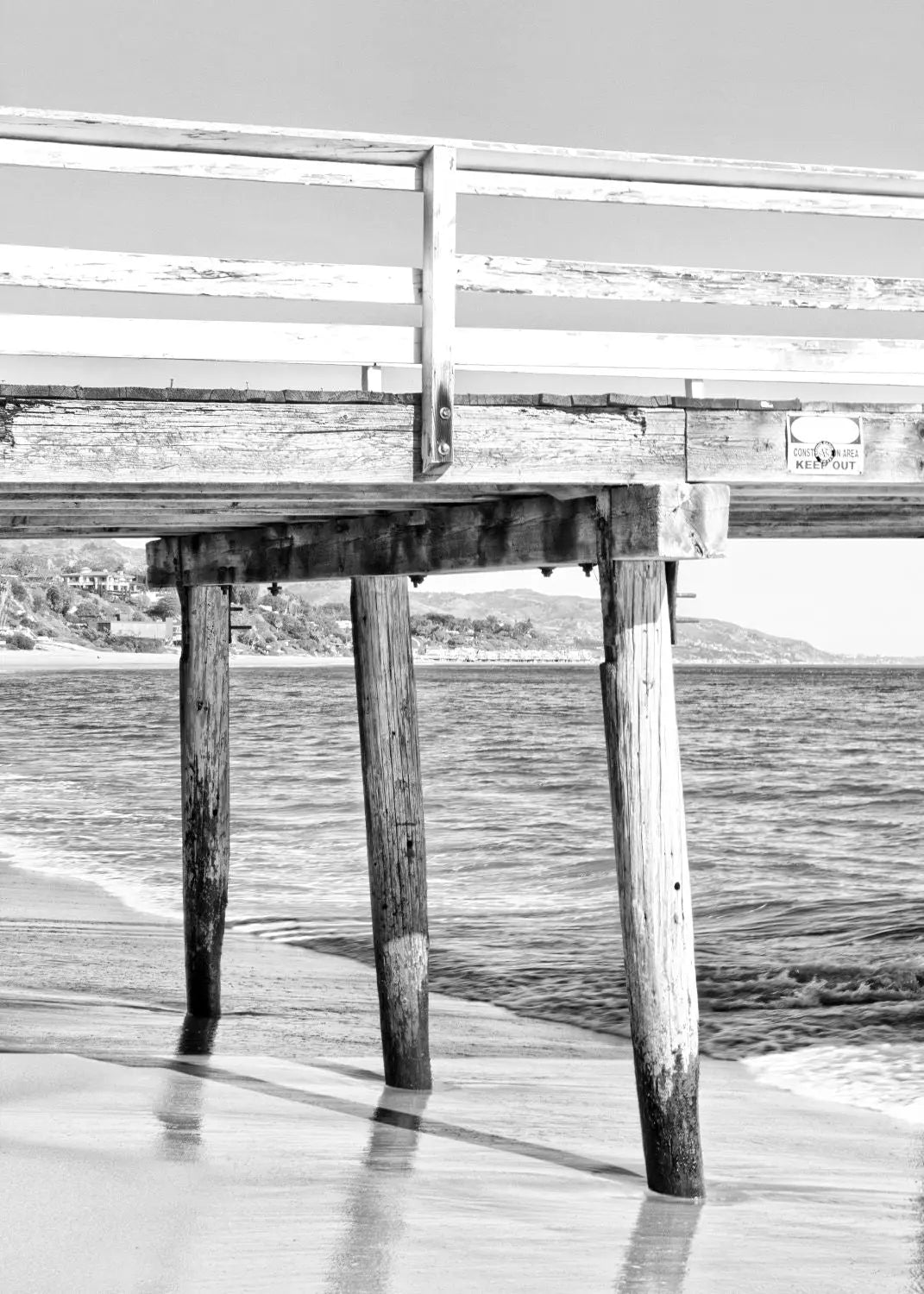 Schwarz-weiß Poster von Malibu Pier in Kalifornien, 21x29,7 cm, von Cosman-Photocollection mit weißem Rand.