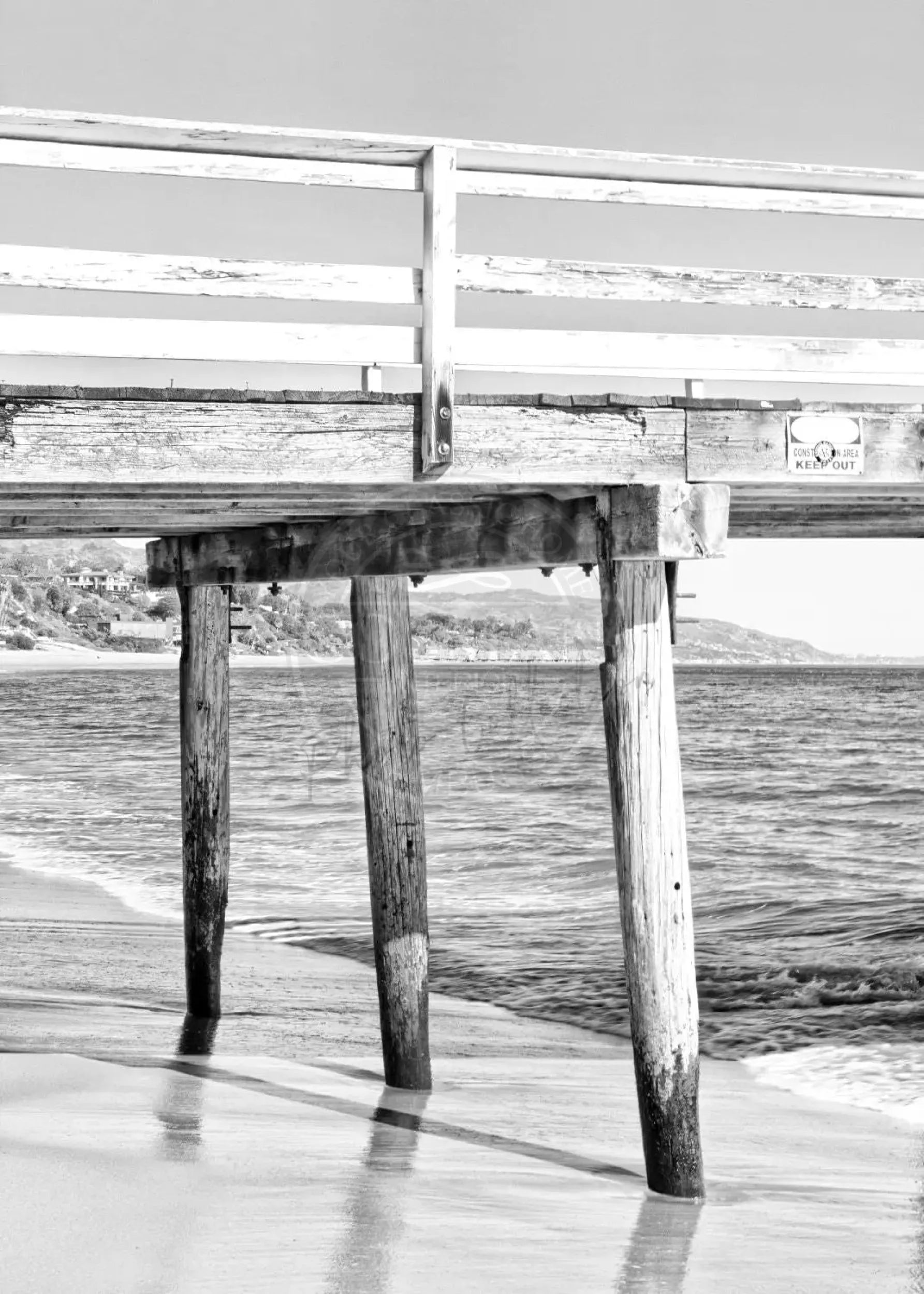 Schwarz-weiß Poster von Malibu Pier in Kalifornien, A4-Größe, mit weißem Rand, von Cosman-Photocollection.