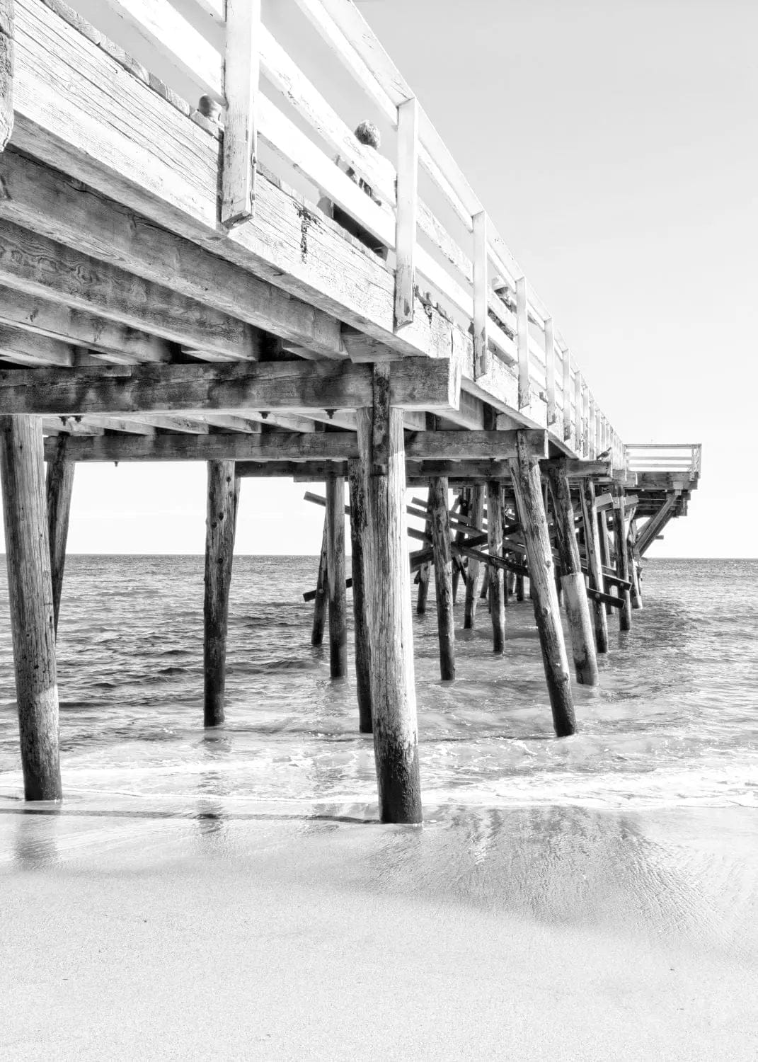 Schwarz-weiß Poster von Malibu Pier in Kalifornien, 21x29,7 cm, von Cosman-Photocollection, mit weißem Rand.