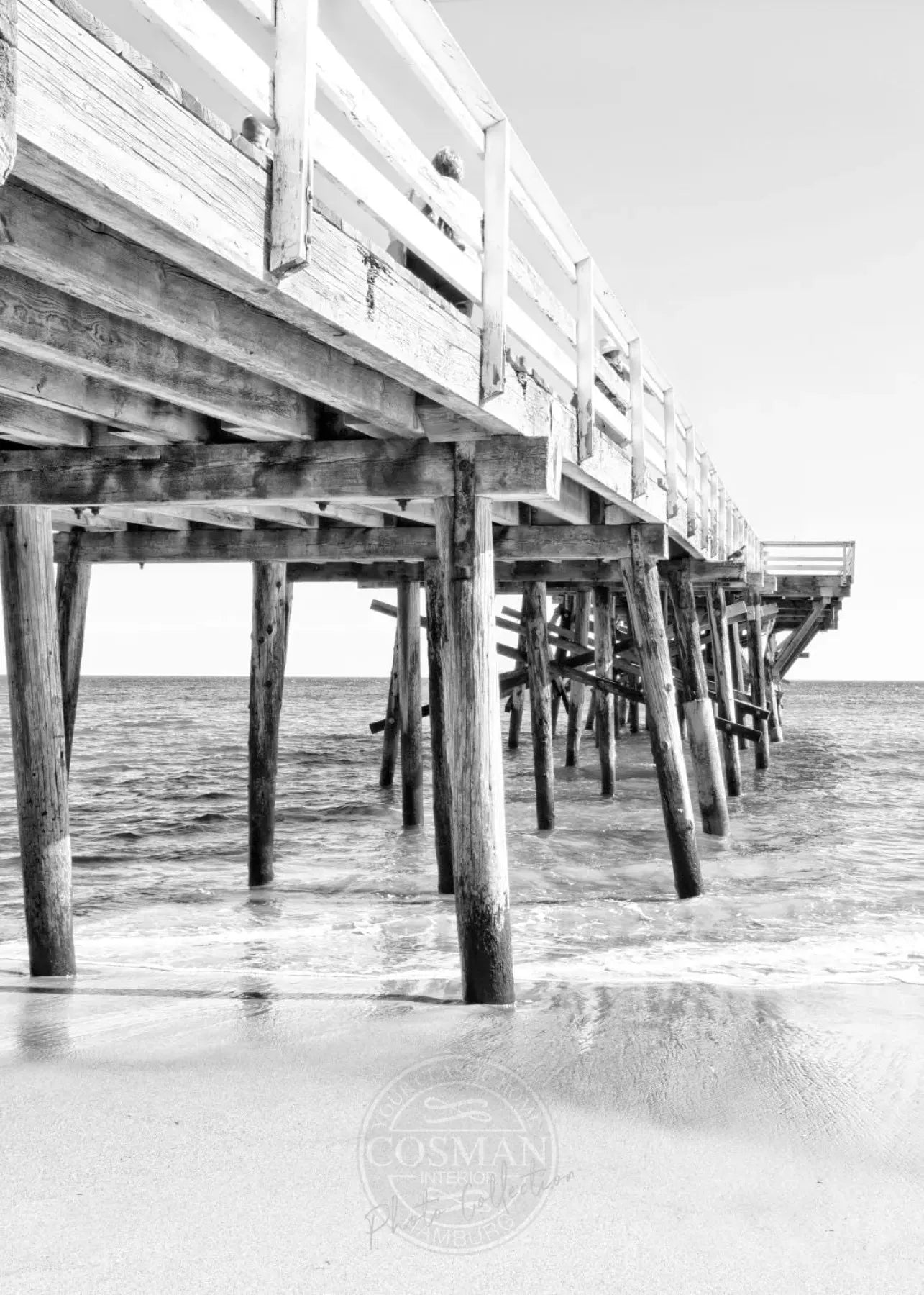 Schwarz-weiß Poster von Malibu Pier in Kalifornien, 21x29,7 cm, von Cosman-Photocollection, mit weißem Rand.