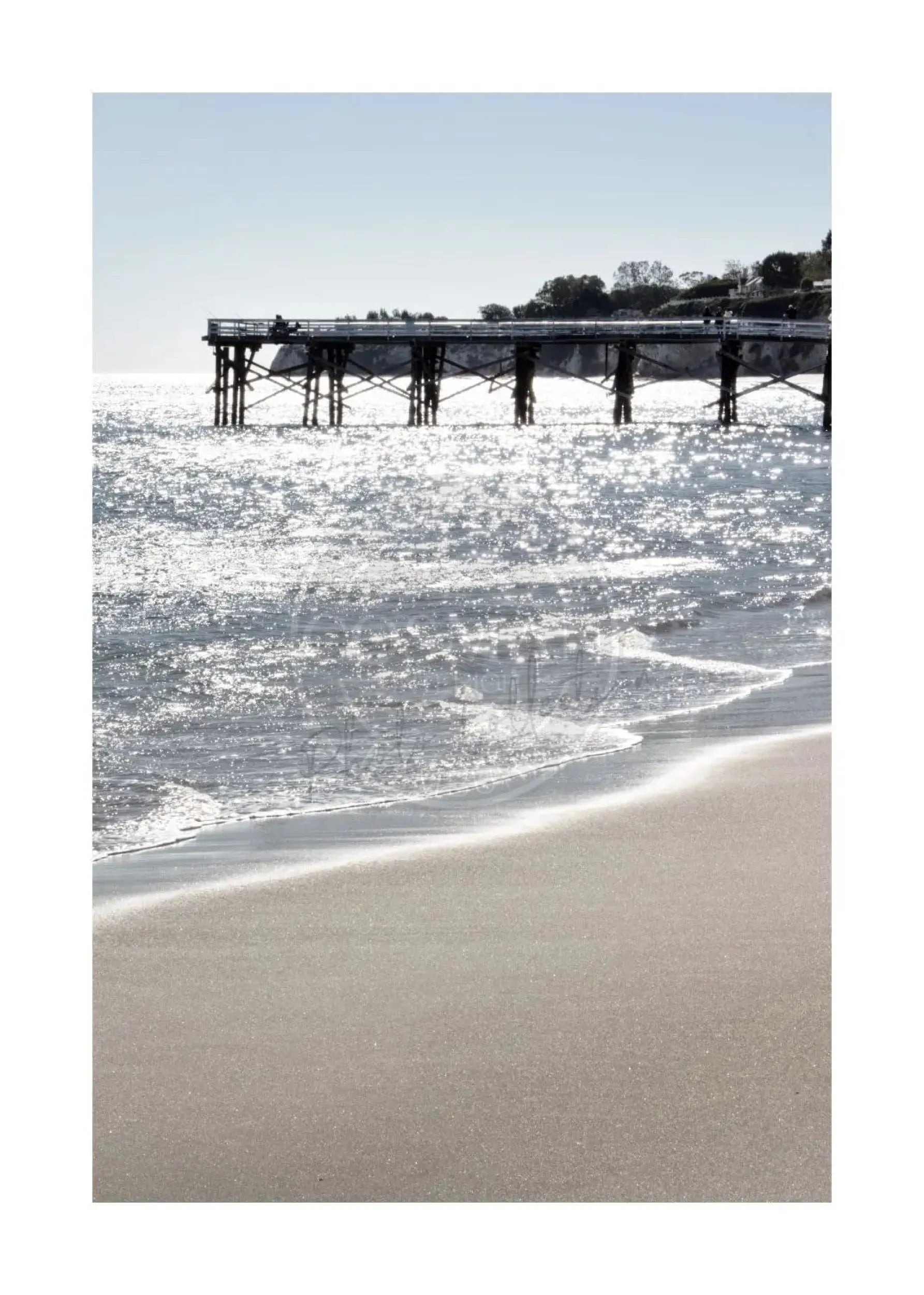 Schwarz-weiß Poster von Malibu Pier in Kalifornien, 21x29,7 cm, von Cosman-Photocollection, mit weißem Rand.
