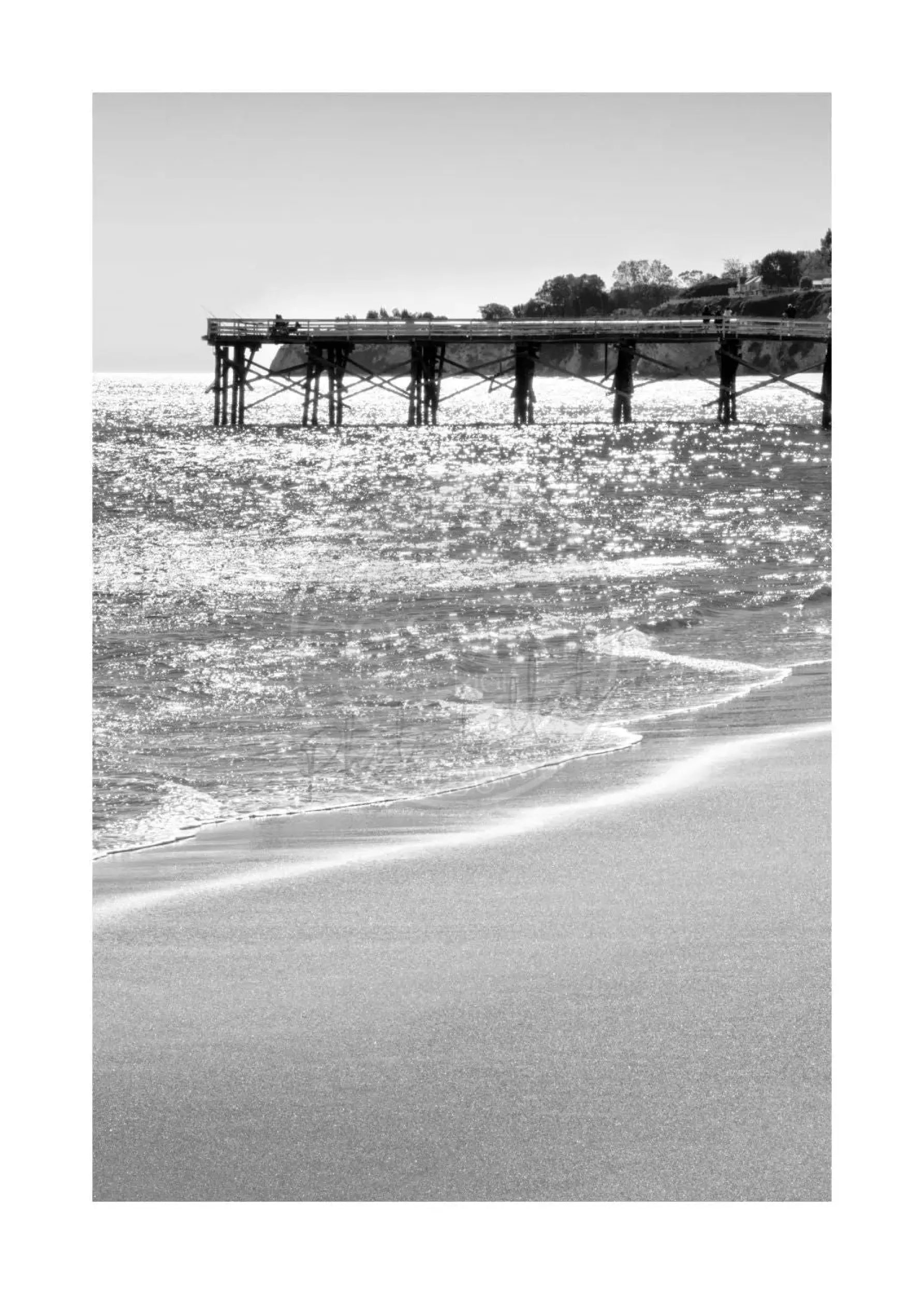 Schwarz-weiß Poster von Malibu Pier in Kalifornien, 21x29,7 cm, von Cosman-Photocollection mit weißem Rand.