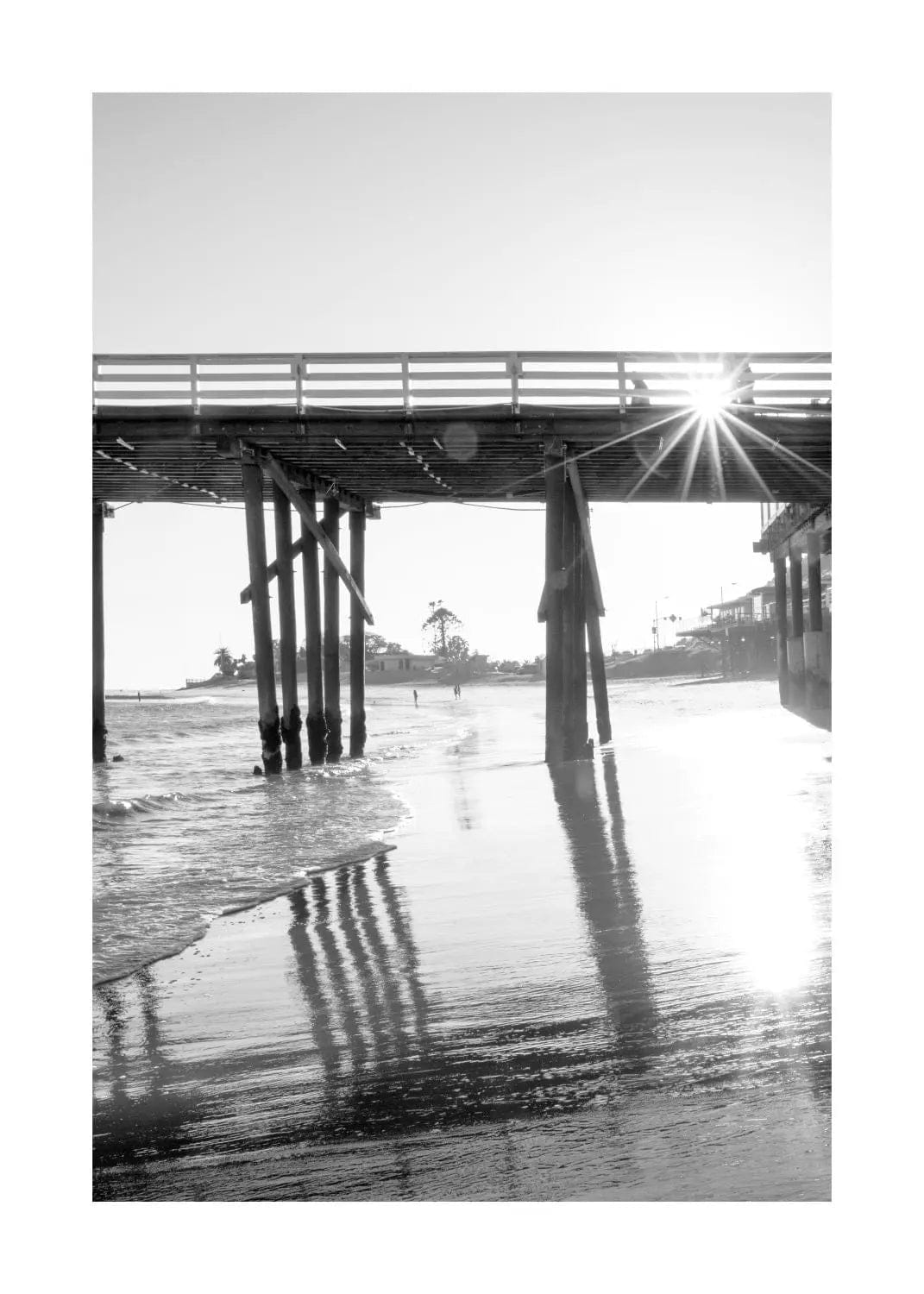 Schwarz-weiß Poster von Malibu Pier in Kalifornien, 21x29,7 cm, von Cosman-Photocollection, mit weißem Rand.