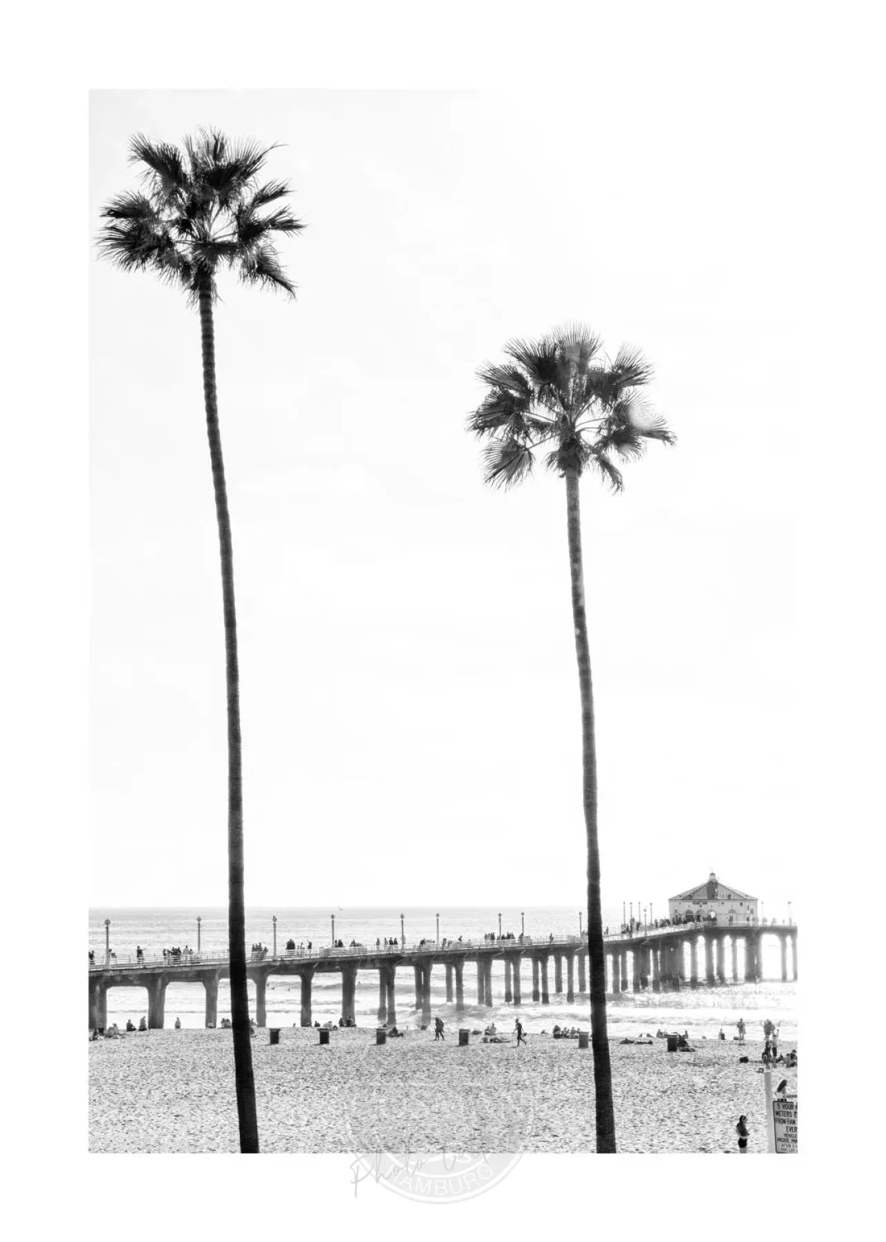Schwarz-Weiß-Poster von Manhattan Beach, Kalifornien, im A4-Format von Cosman-Photocollection, mit weißem Rand.