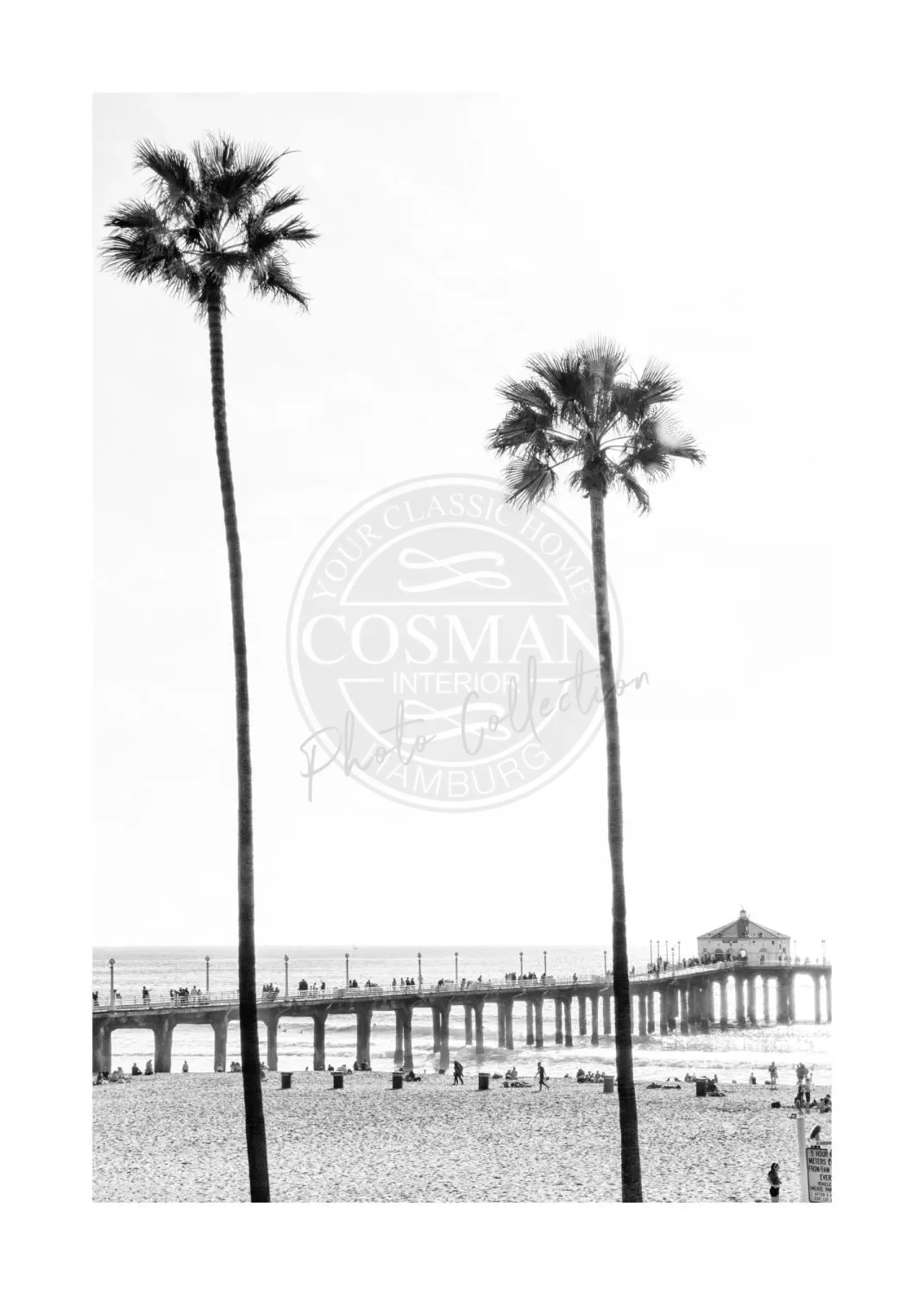 Schwarz-Weiß-Poster von Manhattan Beach, Kalifornien, im A4-Format von Cosman-Photocollection, mit weißem Rand.