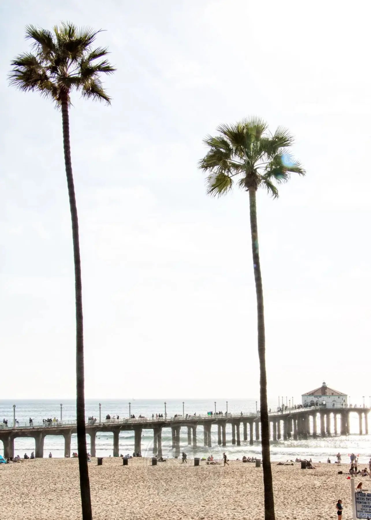 Schwarz-weiß Poster von Manhattan Beach, Kalifornien, im A4-Format, von Cosman-Photocollection, mit weißem Rand.