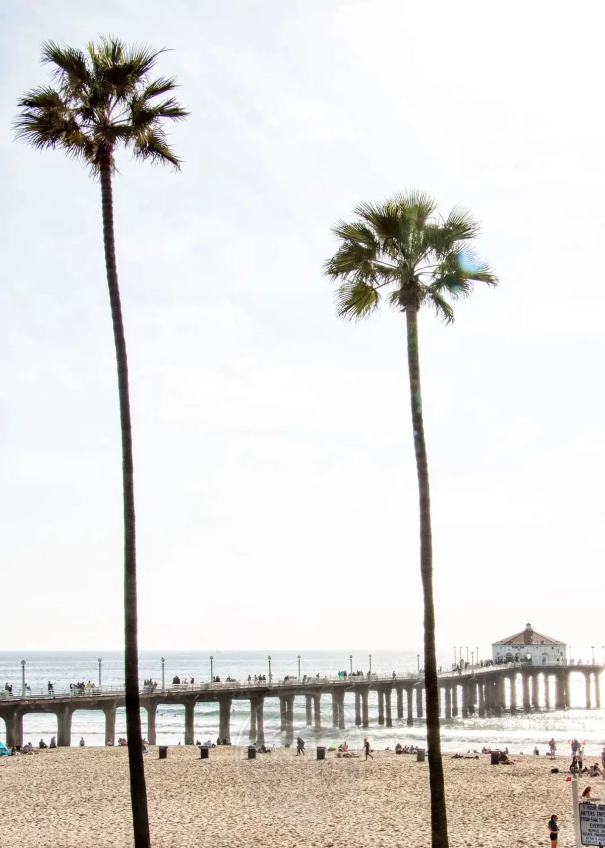 Schwarz-weiß Poster von Manhattan Beach, Kalifornien, im A4-Format, von Cosman-Photocollection, mit weißem Rand.