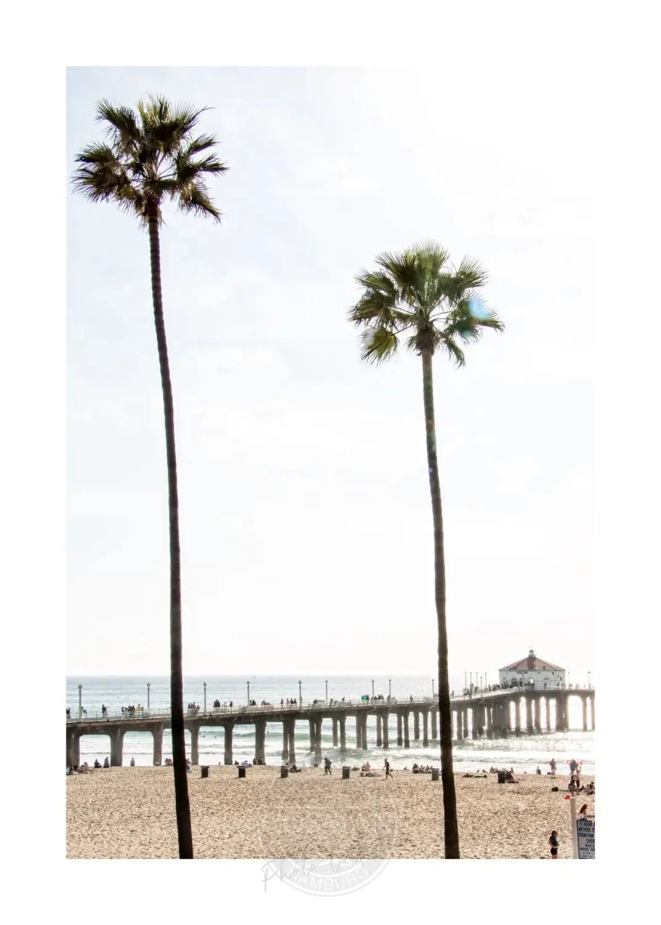 Schwarzweiß-Poster von Manhattan Beach, Kalifornien, im A4-Format, von Cosman-Photocollection, mit weißem Rand.