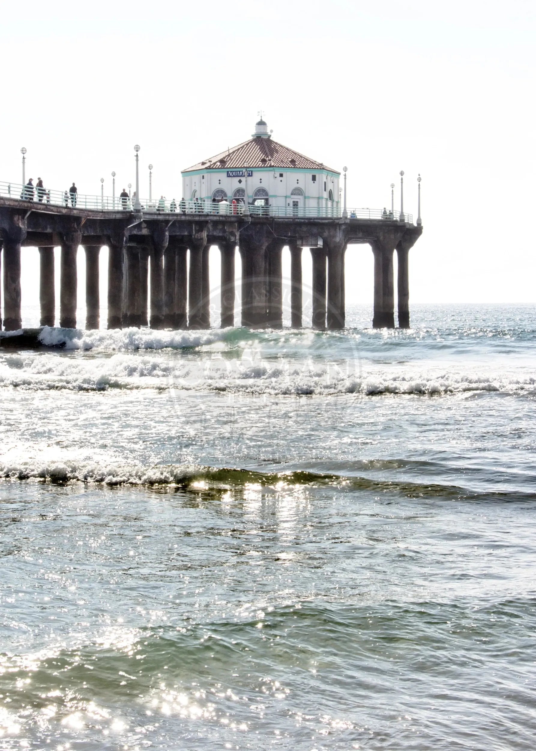 Schwarz-weiß Poster von Cosman-Photocollection: Manhattan Beach Pier in Kalifornien, 21x29,7 cm, mit weißen Rand.