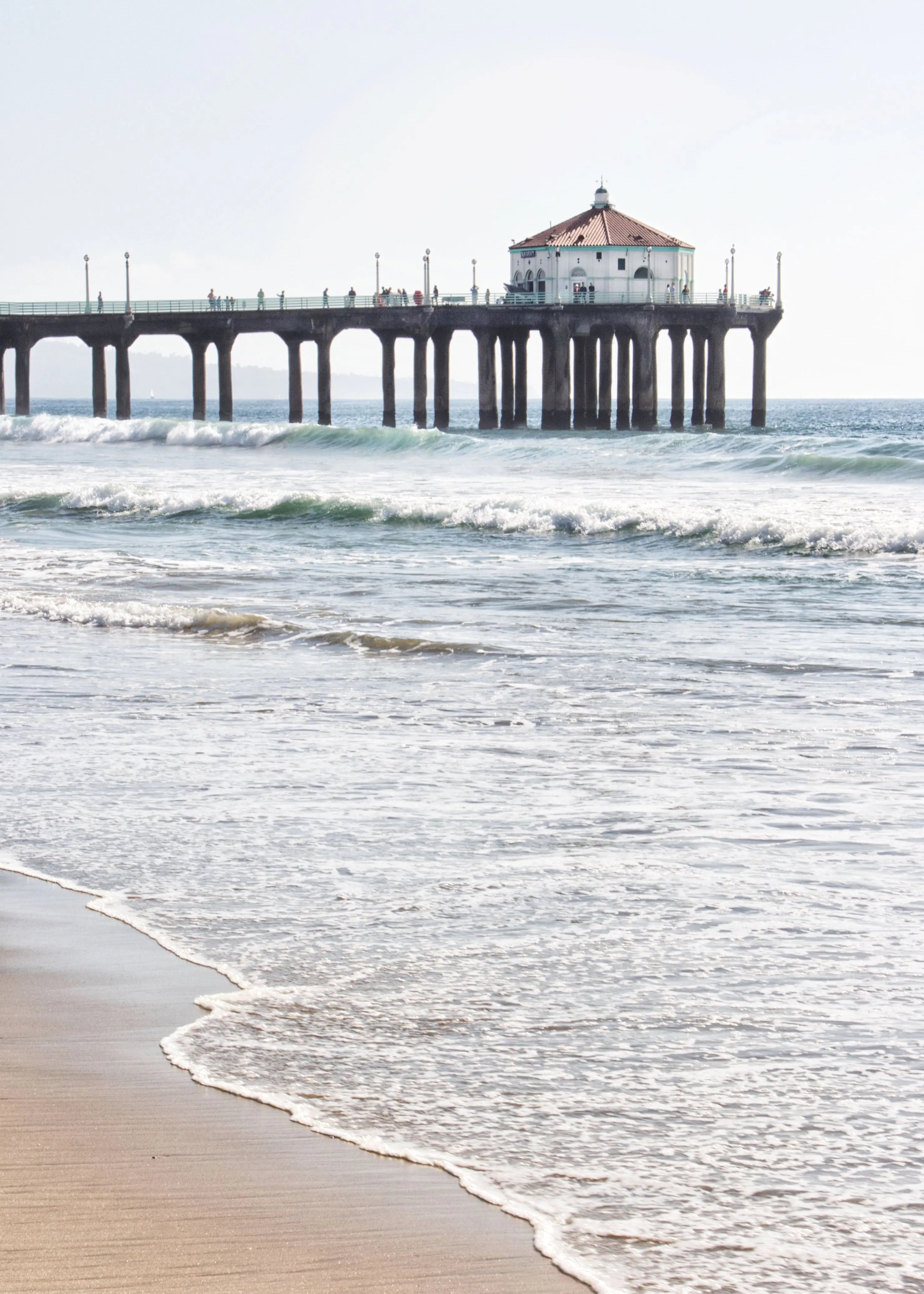 Schwarz-weiß-Poster von Cosman-Photocollection, Kalifornien Manhattan Beach Pier, A4-Größe, mit weißem Rand.