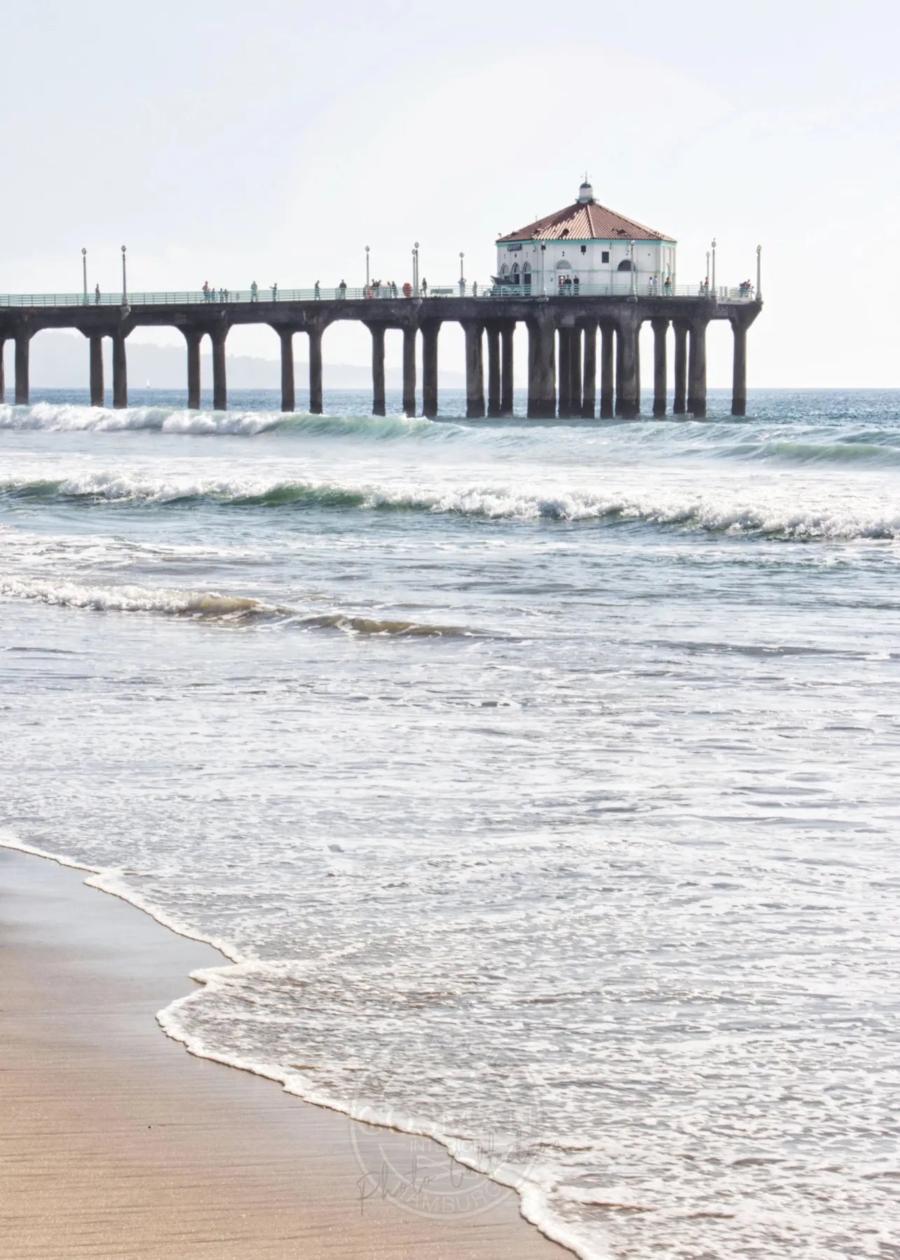 Schwarzweiß-Poster von Cosman-Photocollection mit Motiv des Manhattan Beach Piers in Kalifornien, 21x29,7 cm.