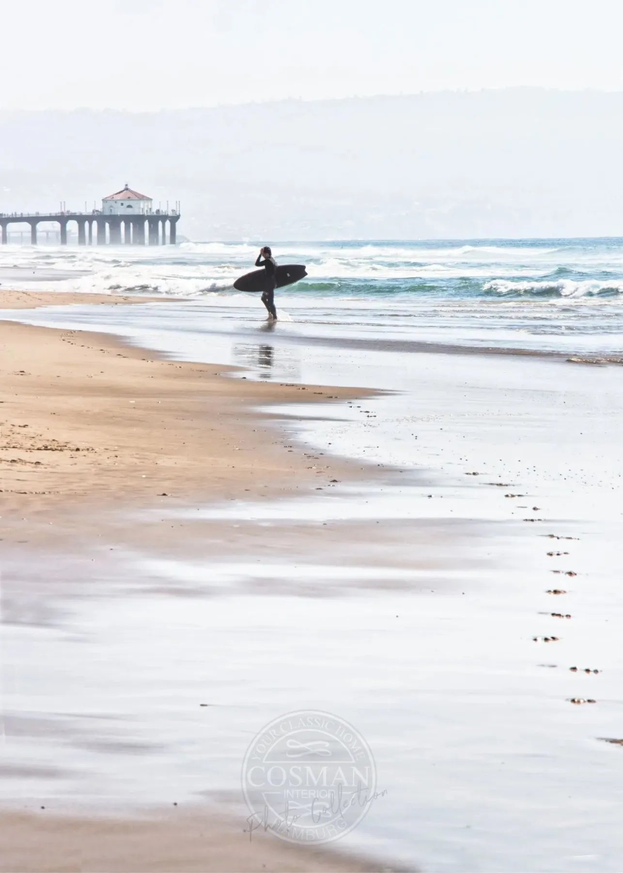 Schwarz-weiß Poster von Cosman-Photocollection, Kalifornien Manhattan Beach Surfer, A4-Größe 21x29,7cm, mit weißem Rand.