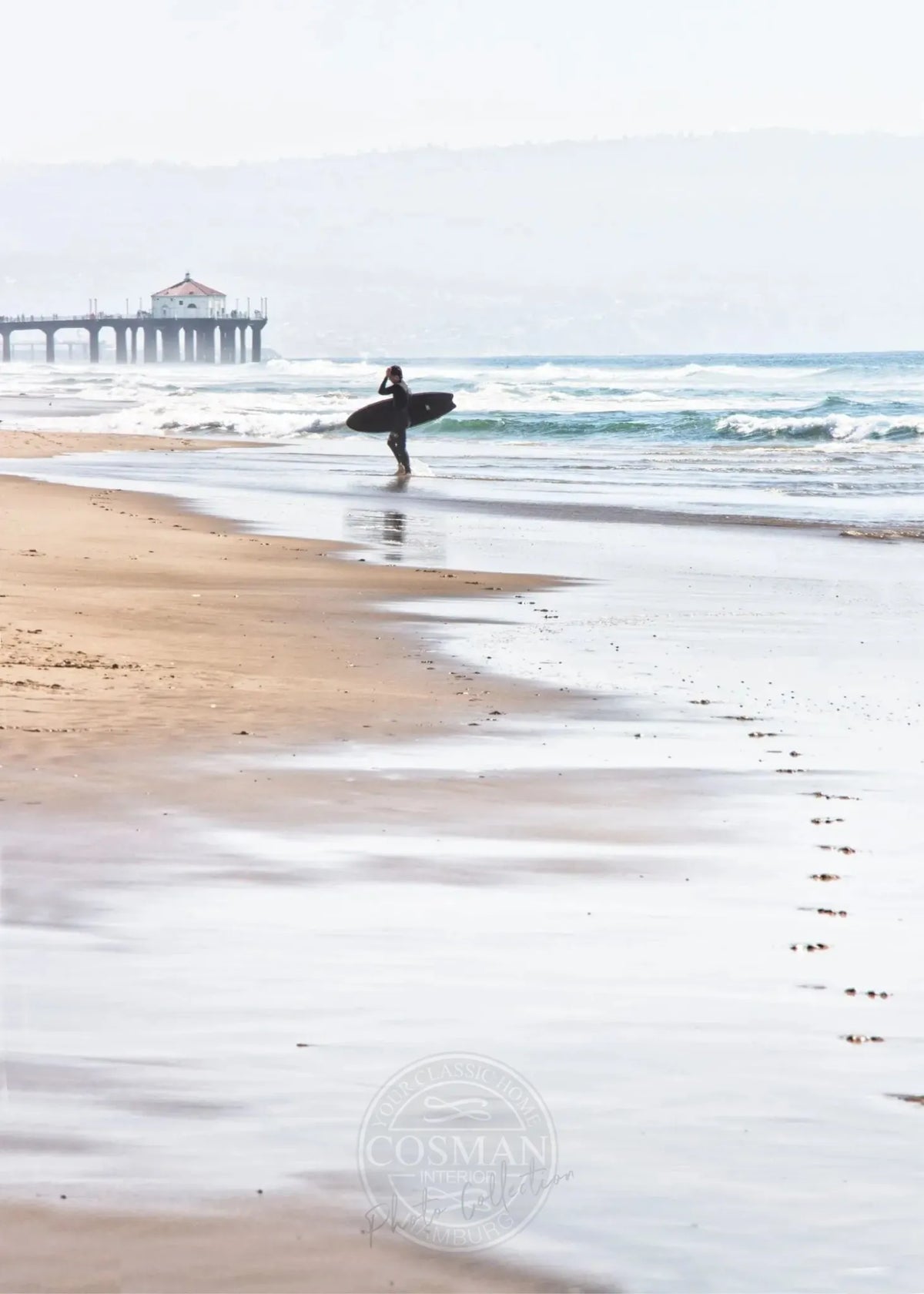 Schwarz-weiß Poster von Cosman-Photocollection, Kalifornien Manhattan Beach Surfer, A4-Größe 21x29,7cm, mit weißem Rand.