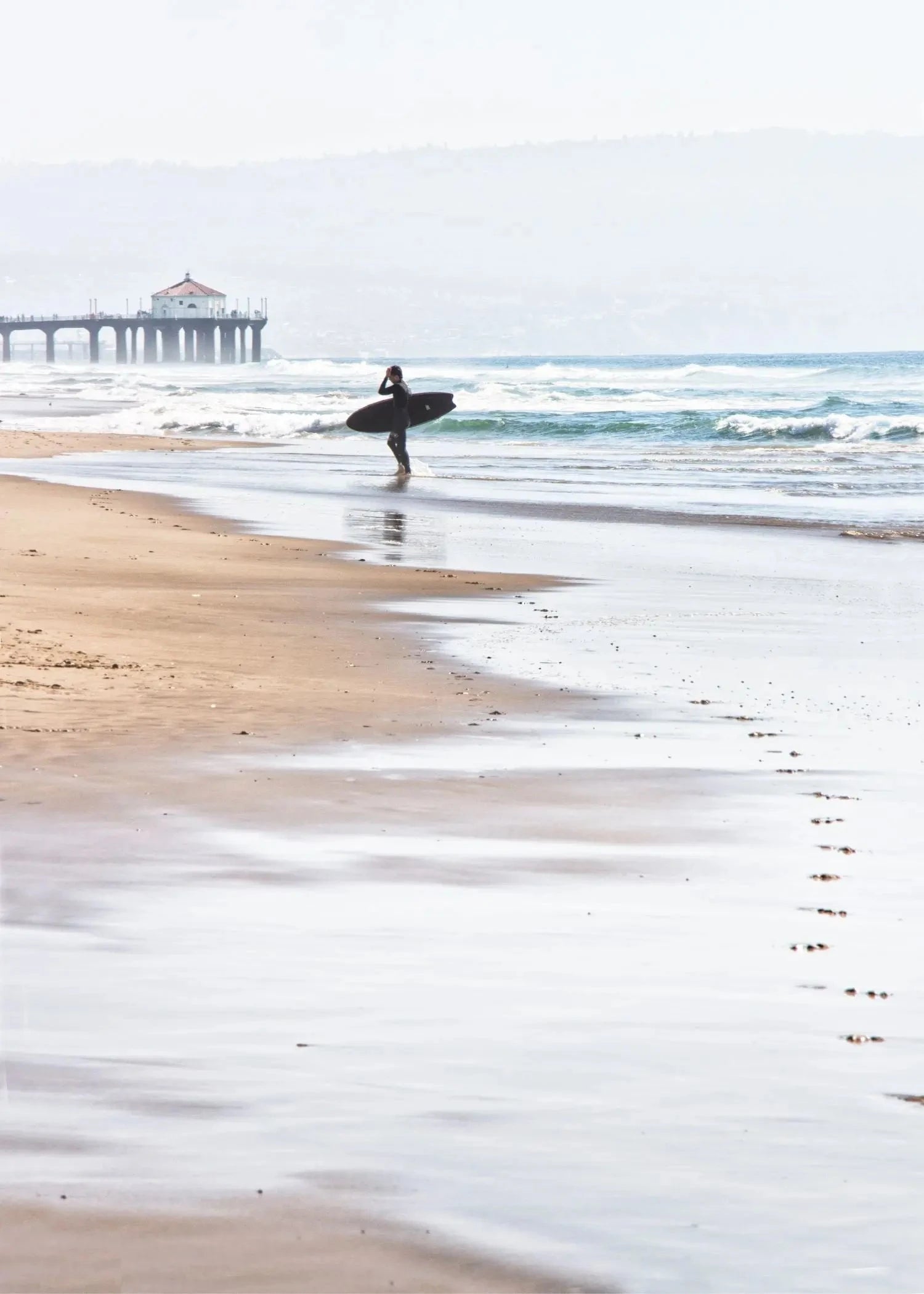Schwarz-weiß Poster von Cosman-Photocollection, Kalifornien Manhattan Beach Surfer, A4-Größe 21x29,7cm, mit weißem Rand.