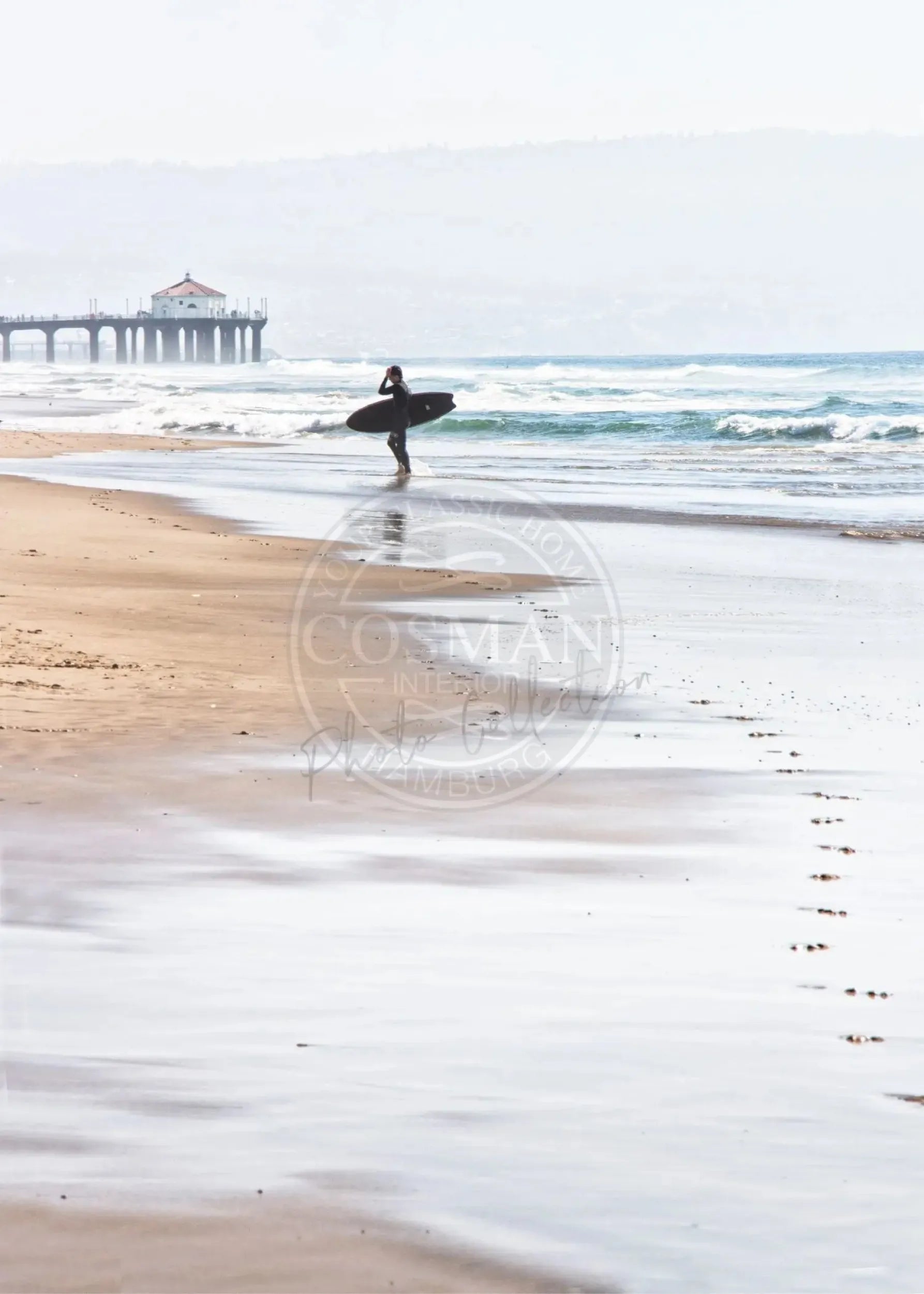 Schwarz-weiß Poster von Cosman-Photocollection, Kalifornien Manhattan Beach Surfer, A4-Größe 21x29,7cm, mit weißem Rand.
