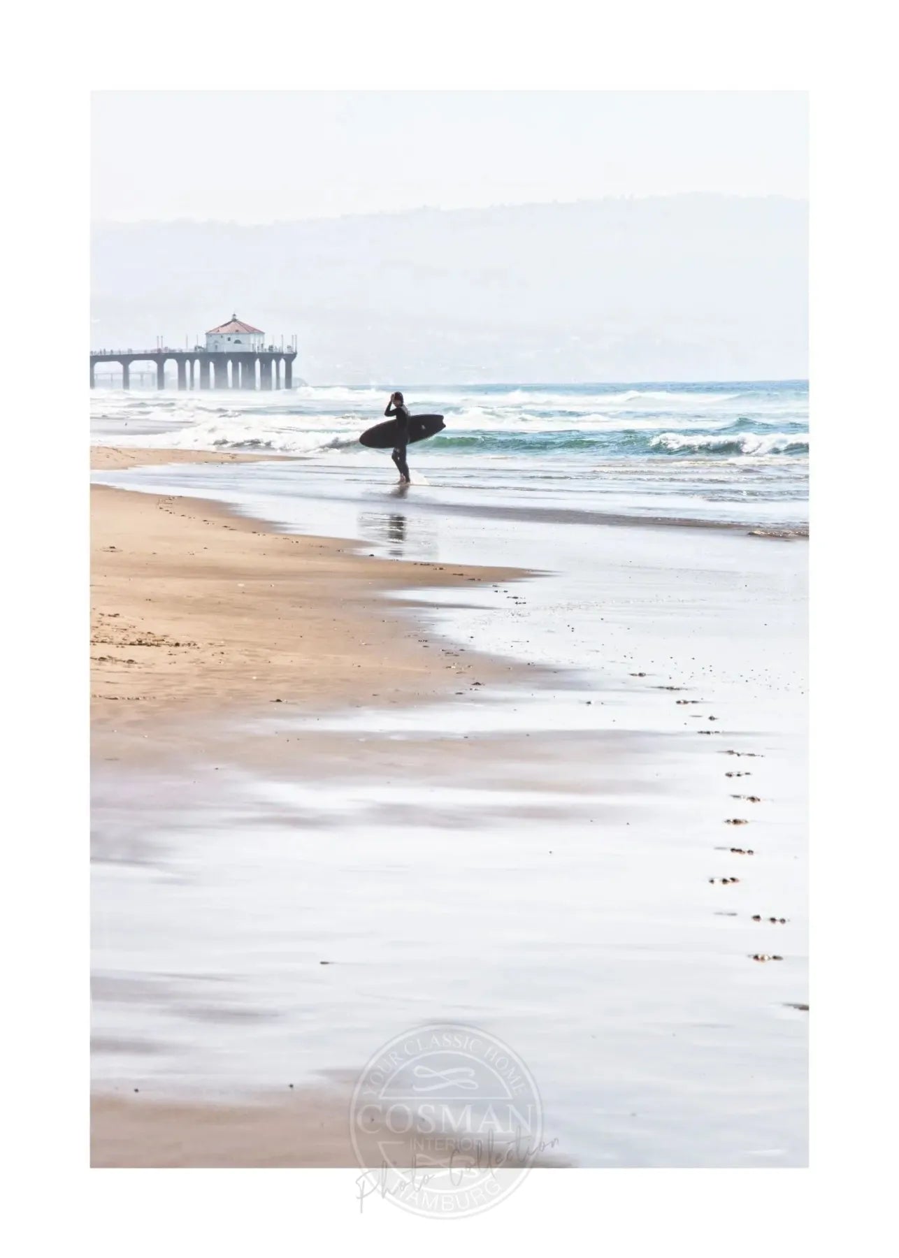 Schwarz-weiß Poster von Cosman-Photocollection, Manhattan Beach Surfer in Kalifornien, 21x29,7 cm, mit weißem Rand