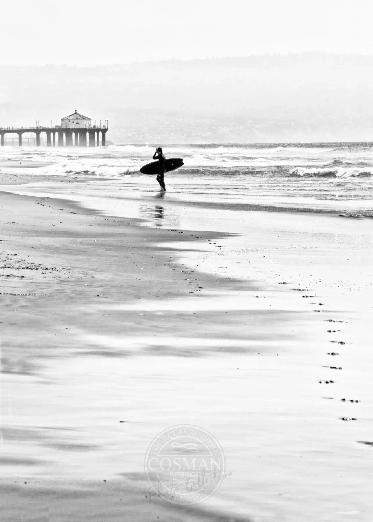 Schwarz-Weiß-Poster von Cosman-Photocollection, Kalifornien Manhattan Beach mit Surfer-Motiv, 21x29,7 cm, A4-Größe.
