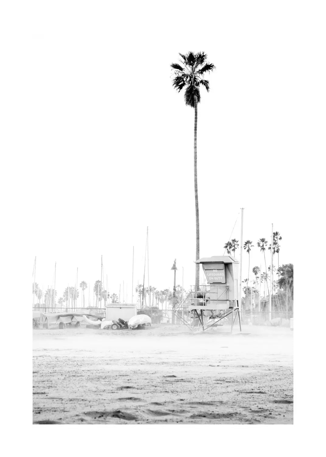 Schwarz-weiß Poster von Santa Barbara Beach in Kalifornien, 21x29,7cm, von Cosman-Photocollection mit weißem Rand.