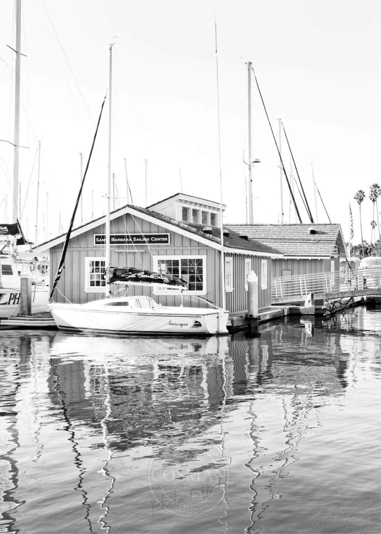 Schwarz-weiß Poster von Cosman-Photocollection mit Motiv des Boat House in Santa Barbara, Kalifornien, im A4-Format
