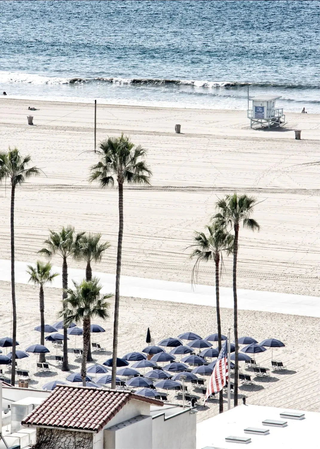 Schwarz-weiß Poster von Santa Monica Beach, Kalifornien, im A4-Format, von Cosman-Photocollection mit weißem Rand.