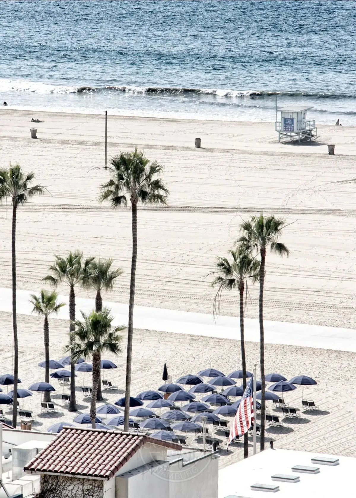 Schwarz-weiß Poster von Santa Monica Beach, Kalifornien, im A4-Format, von Cosman-Photocollection mit weißem Rand.