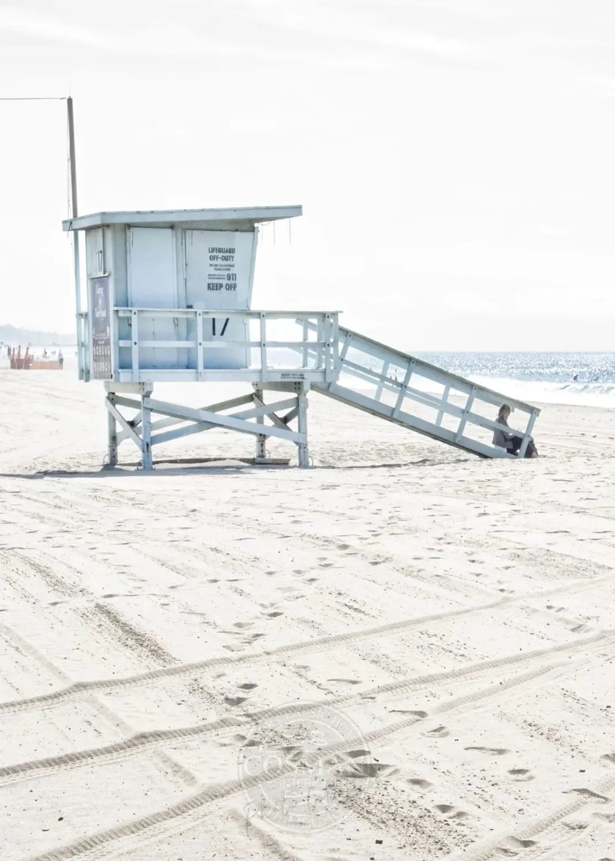 Schwarz-weiß Poster von Santa Monica Strand mit Lifeguard-Schild, von Cosman-Photocollection, 21x29,7 cm, mit weißem Rand.