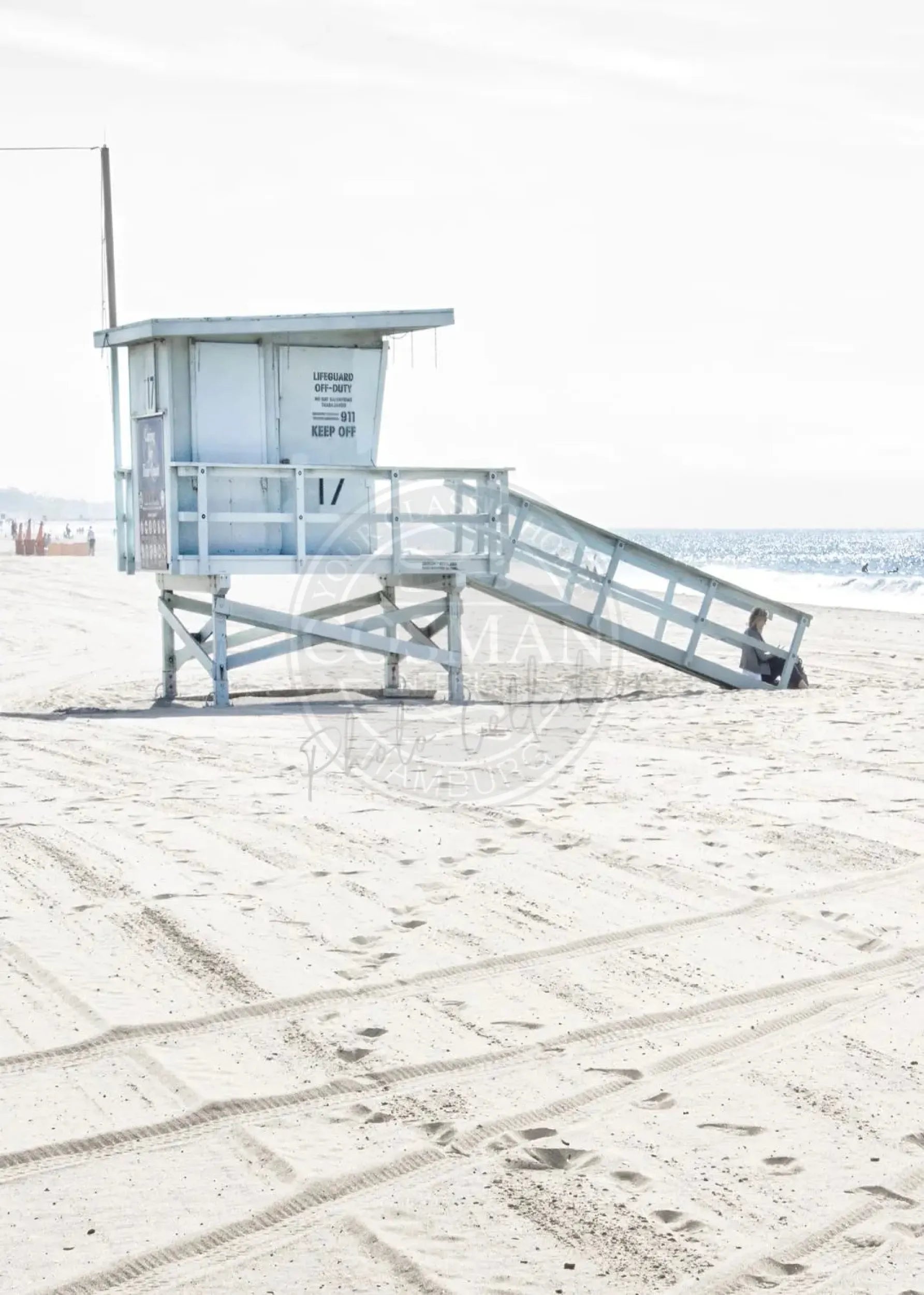 Schwarz-weiß Poster von Santa Monica Strand mit Lifeguard-Schild, von Cosman-Photocollection, 21x29,7 cm, mit weißem Rand.