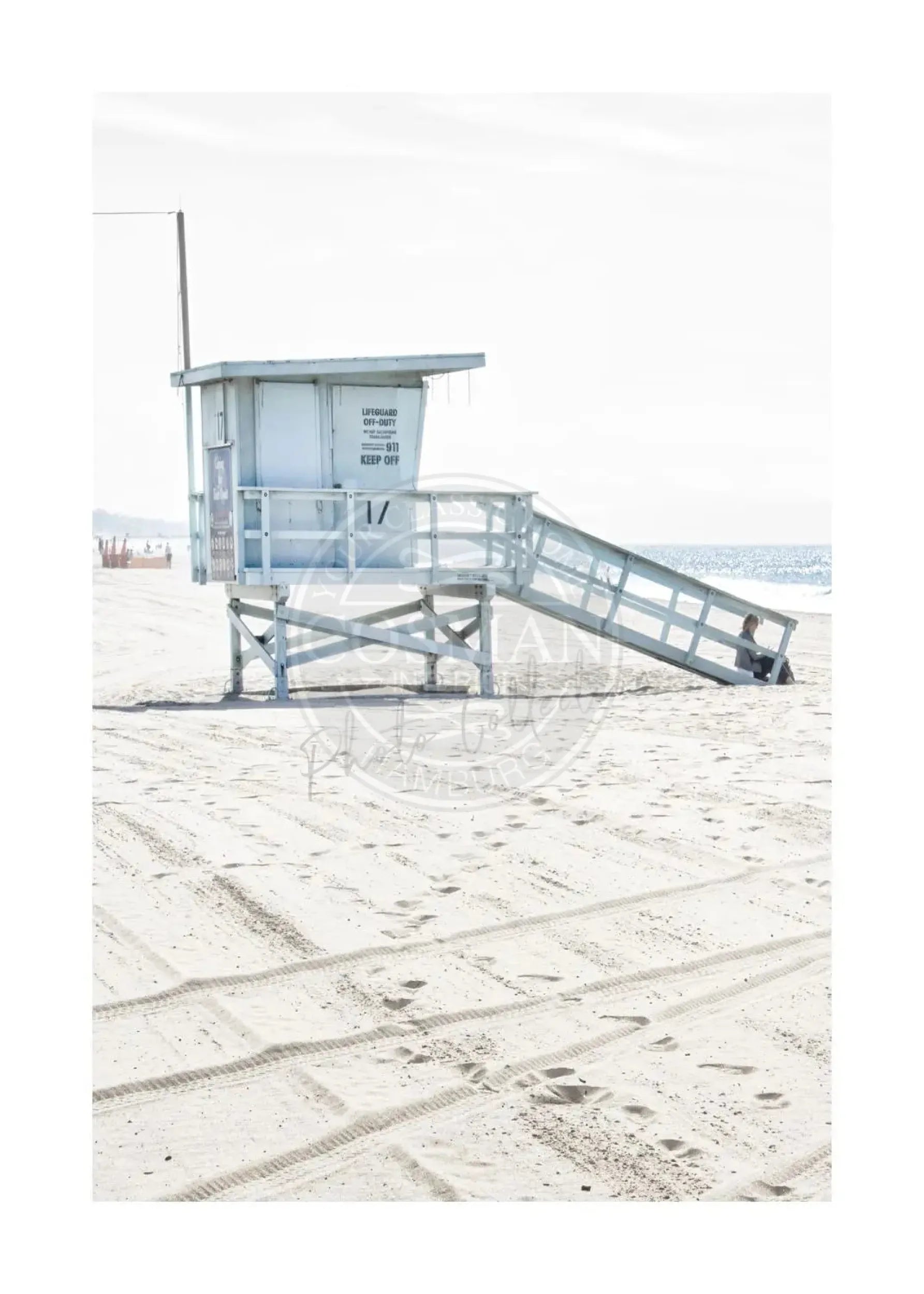 Schwarz-weiß Poster von Santa Monica Strand mit Lifeguard-Station, von Cosman-Photocollection, A4-Größe, mit weißem Rand.