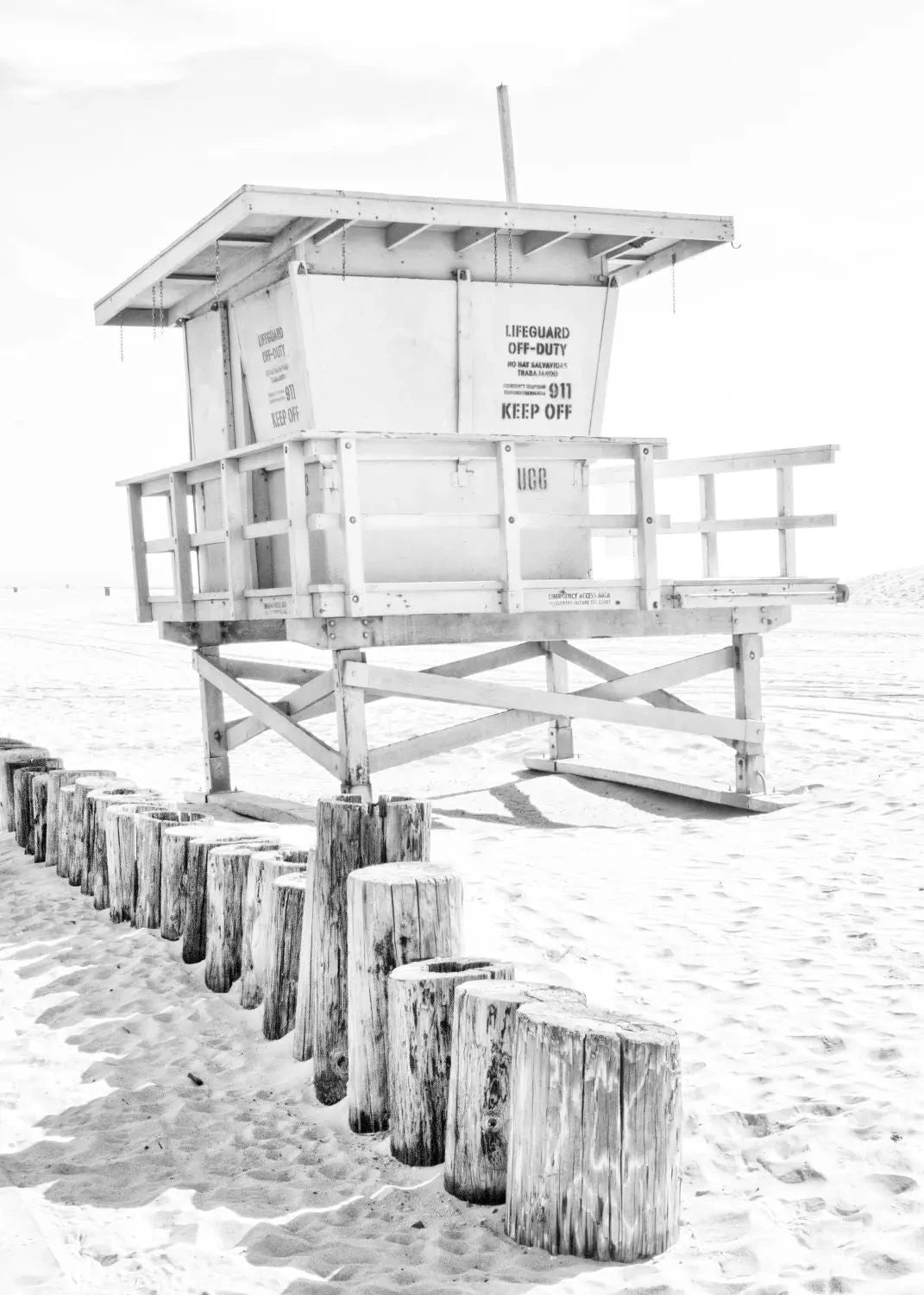 Schwarz-weiß Poster von Cosman-Photocollection mit Santa Monica Lifeguard am Strand, 21x29,7 cm, A4, mit weißem Rand
