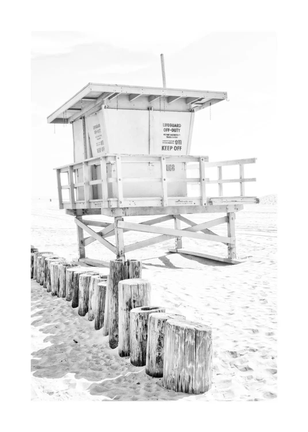 Schwarz-weiß Poster von Cosman-Photocollection mit Strandmotiv, Santa Monica Lifeguard, A4-Größe, mit weißem Rand.