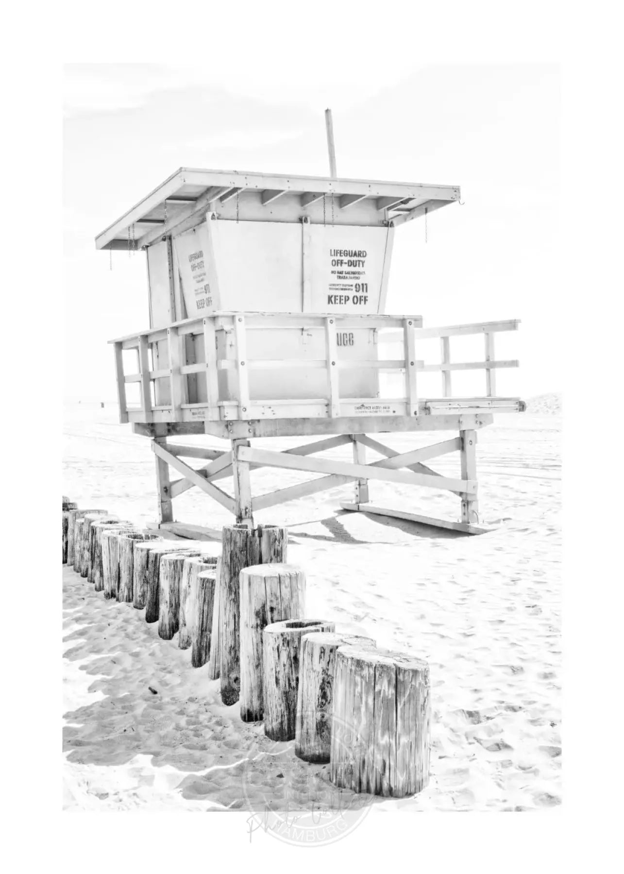 Schwarz-weiß Poster von Cosman-Photocollection mit Strandmotiv, Santa Monica Lifeguard, A4-Größe, mit weißem Rand.