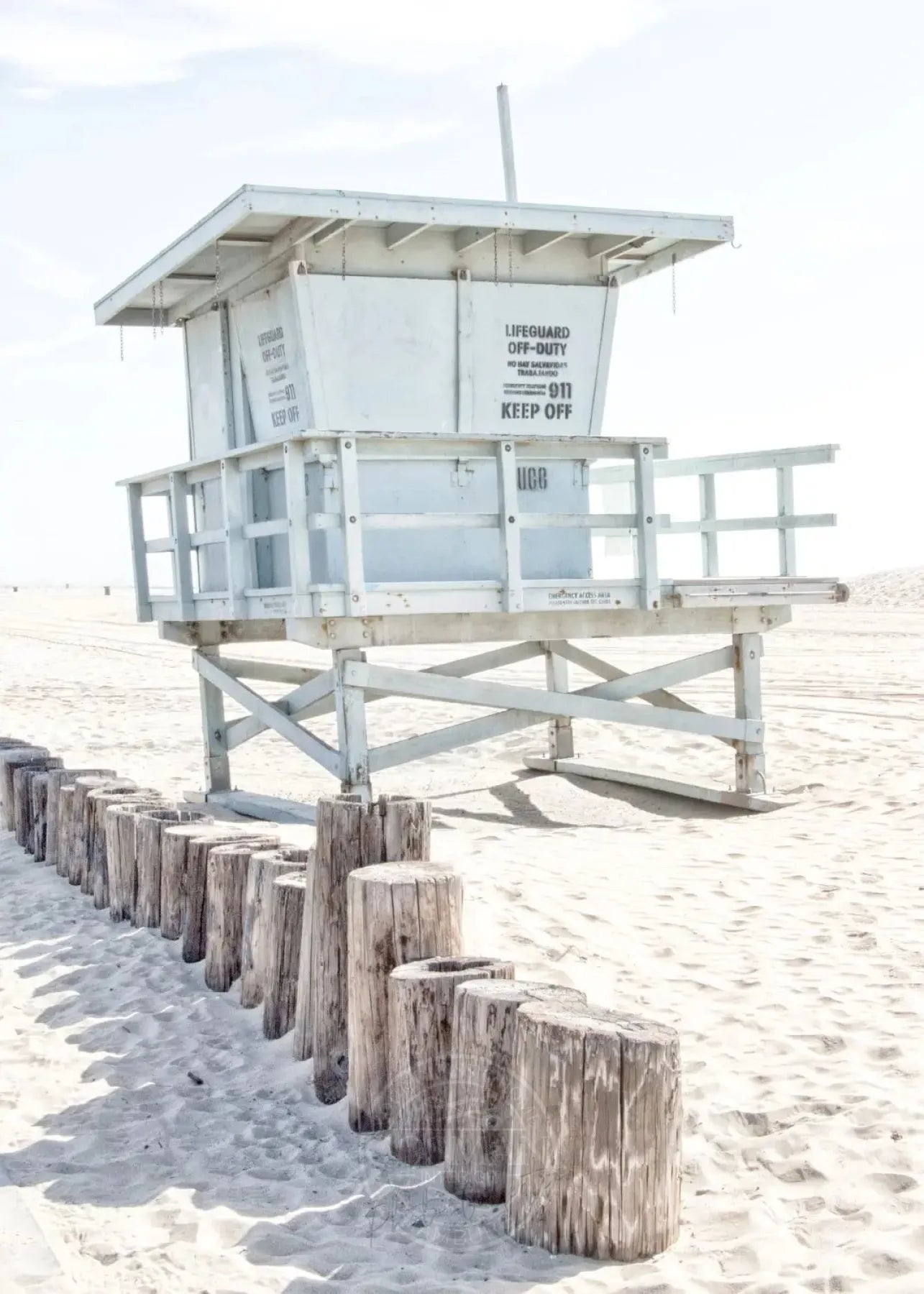 Schwarz-weiß Poster von Santa Monica Beach mit Lifeguard-Logo, 21x29,7 cm, von Cosman-Photocollection.