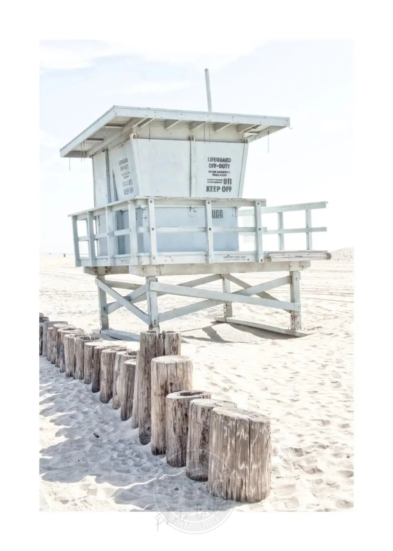 Schwarz-weiß Poster von Santa Monica Beach Lifeguard, Kalifornien, im A4-Format, von Cosman-Photocollection.