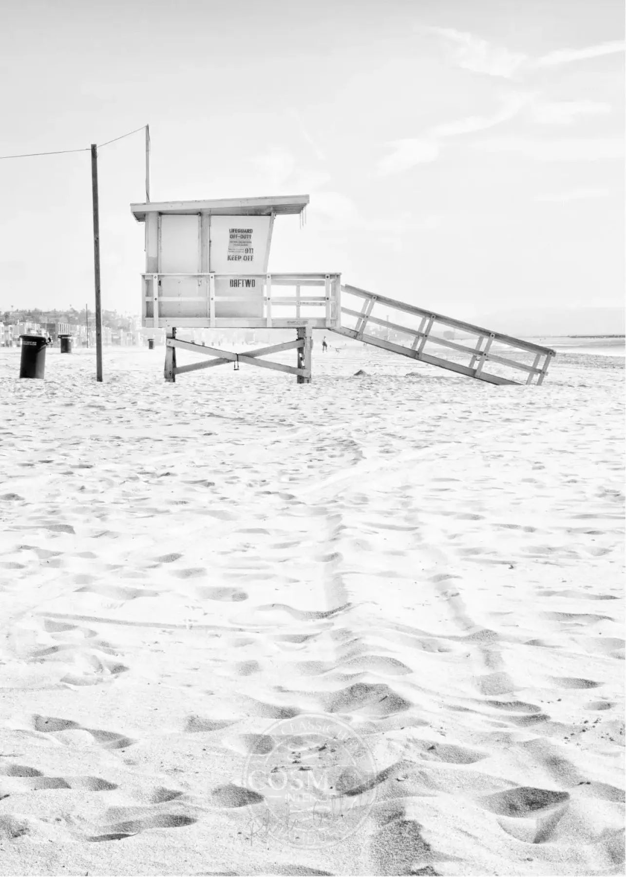 Schwarzweiß-Poster von Cosman-Photocollection mit Santa Monica Strand Lifeguard, 21x29,7 cm, mit weißem Rand.