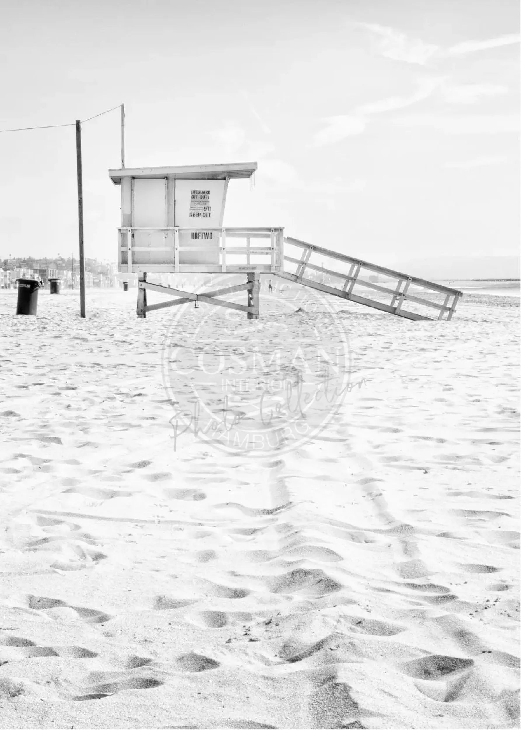 Schwarzweiß-Poster von Cosman-Photocollection mit Santa Monica Strand Lifeguard, 21x29,7 cm, mit weißem Rand.