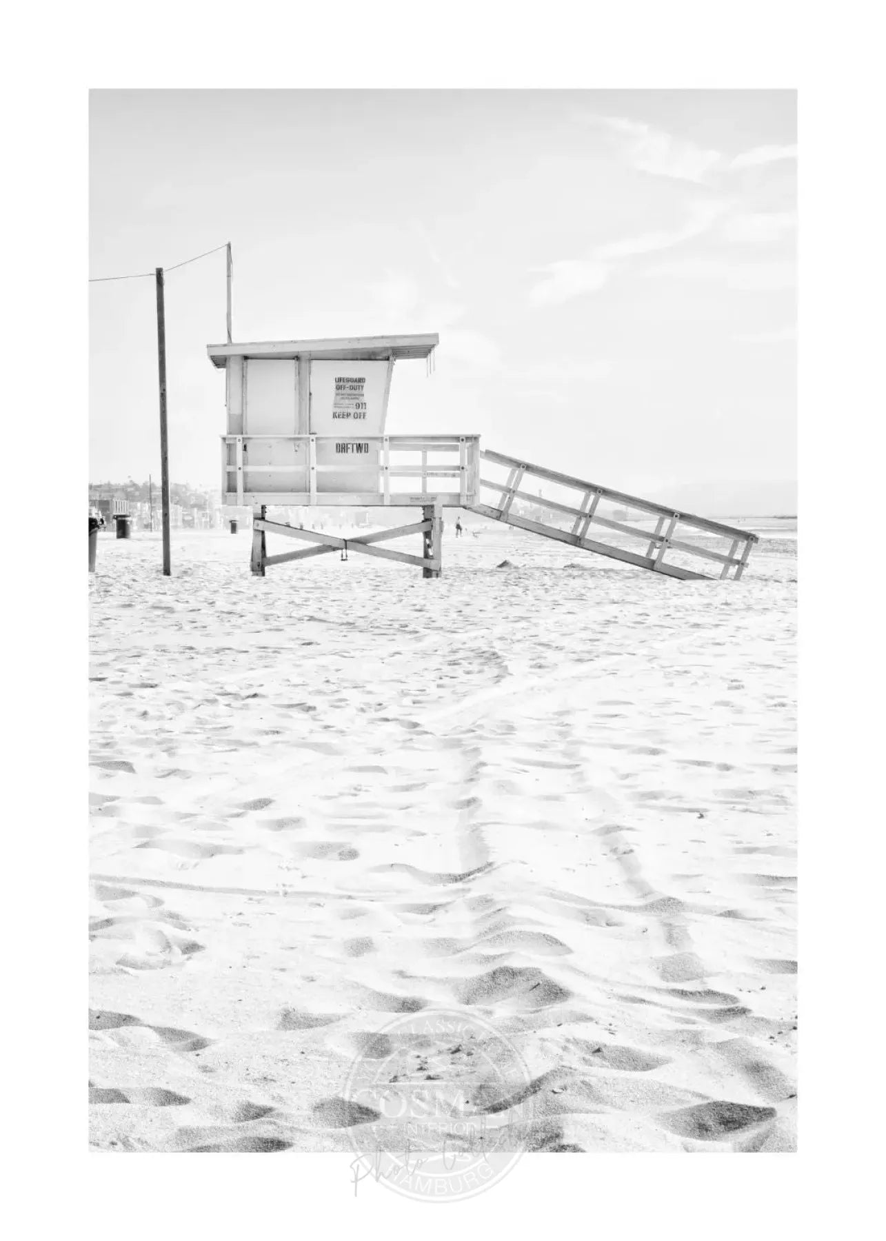 Schwarz-weiß Poster von Cosman-Photocollection mit Strandlifeguard in Santa Monica, Kalifornien, im A4-Format, mit weißem Rand.