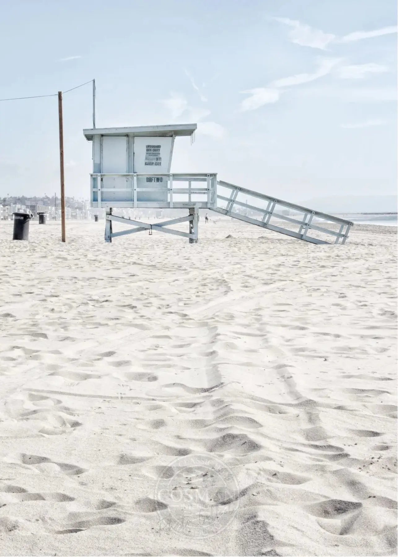 Schwarz-weiß Poster von Santa Monica Beach Lifeguard in Kalifornien, von Cosman-Photocollection, 21x29,7 cm.