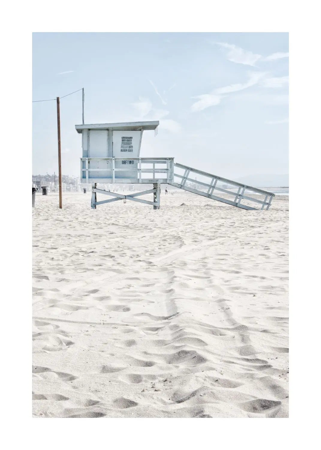 Schwarz-Weiß-Poster von Cosman-Photocollection mit Santa Monica Lifeguard am Strand, A4-Größe, weißer Rand.