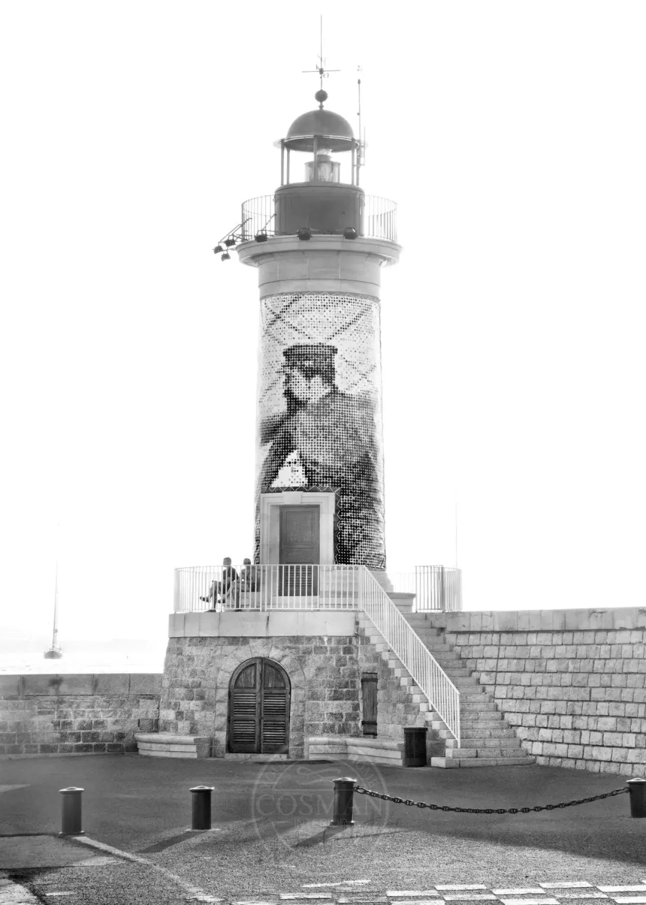 Schwarz-weiß Poster vom Leuchtturm in Saint Tropez, 21x29,7 cm, von Cosman-Photocollection, mit weißem Rand.