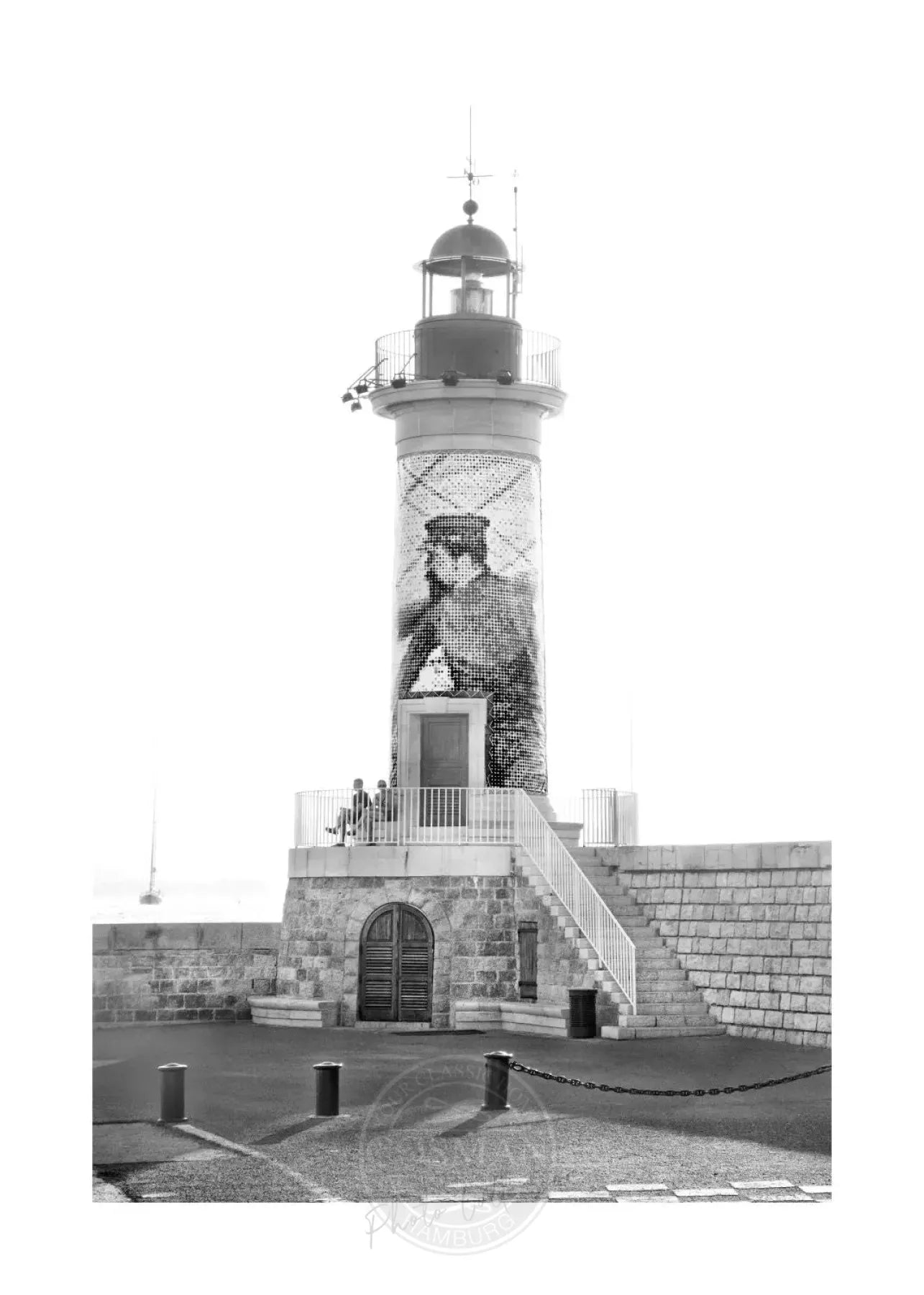 Schwarz-weiß Poster von Cosman-Photocollection mit Leuchtturm in Saint Tropez, 21x29,7 cm, mit weißem Rand.