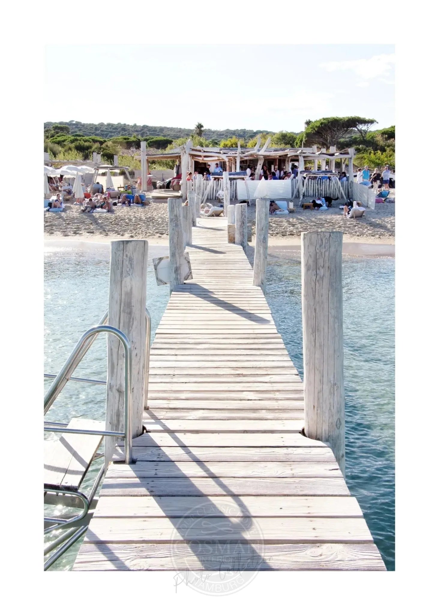 Schwarz-weiß Poster von Saint Tropez ’Beach Le Club 55’ von Cosman-Photocollection, A4-Größe, mit weißem Rand.