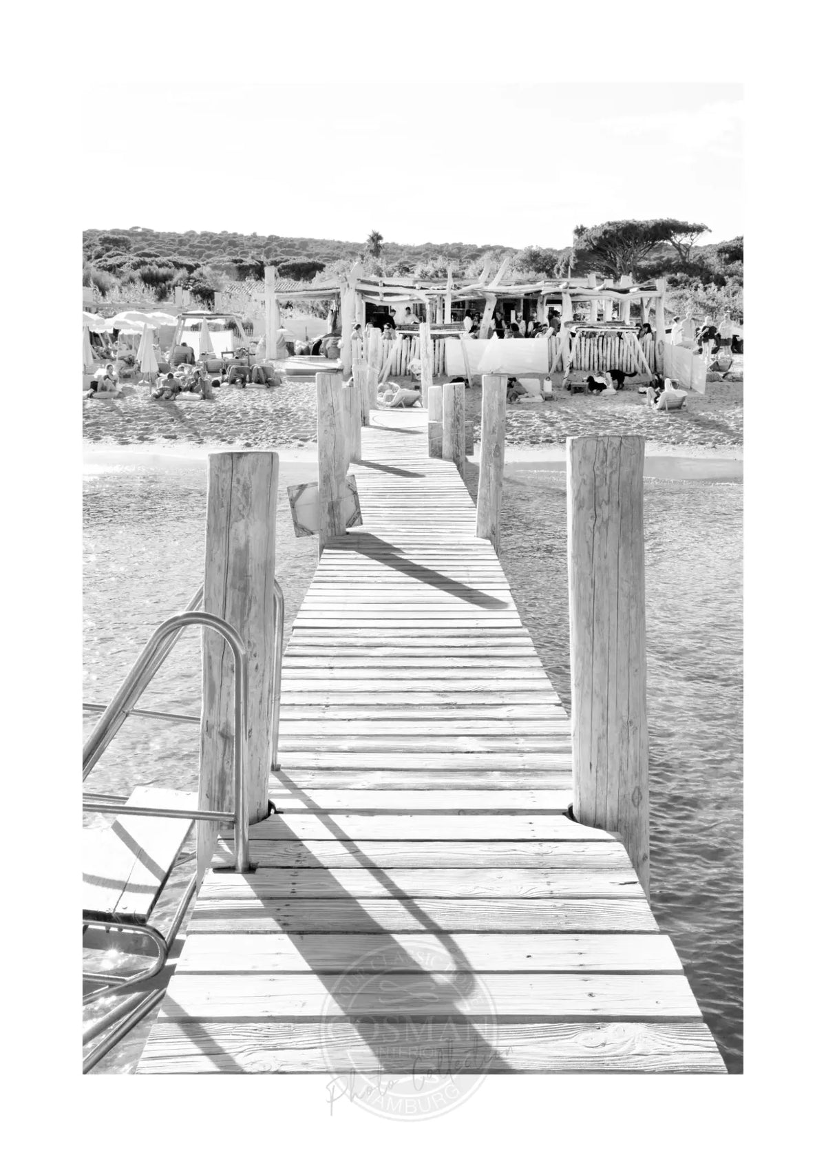 Schwarz-weiß Poster von Saint Tropez ‘Beach Le Club 55’ von Cosman-Photocollection, A4-Größe, mit weißem Rand.