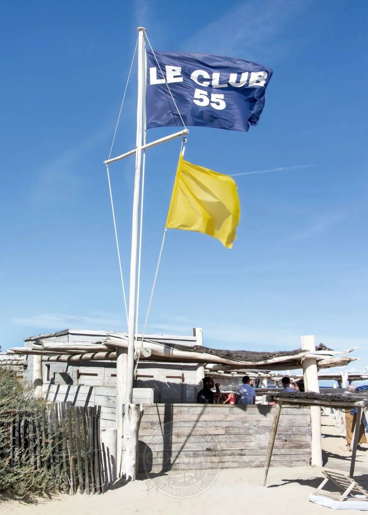 Schwarz-weiß Poster von Saint Tropez ’Le Club 55’ von Cosman-Photocollection, A4-Größe, mit weißem Rand.