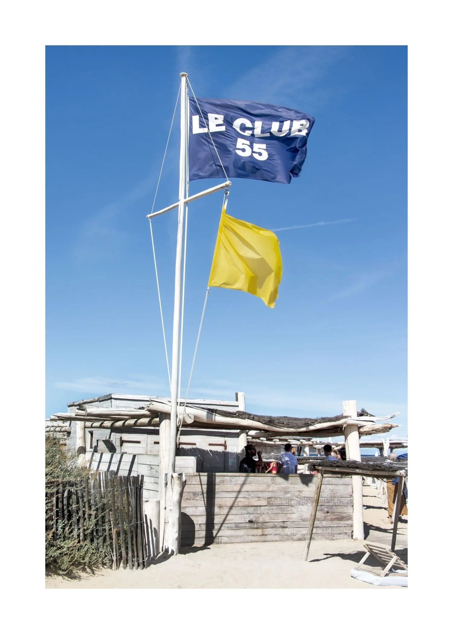 Schwarz-weiß Poster von Saint Tropez ’Le Club 55’ im A4-Format, gedruckt von Cosman-Photocollection, mit weißem Rand.