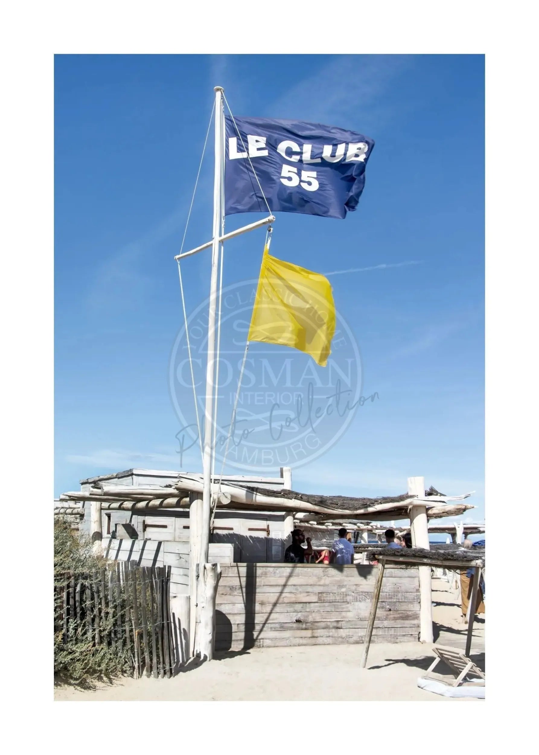 Schwarz-weiß Poster von Saint Tropez ’Le Club 55’ von Cosman-Photocollection, A4-Größe, mit weißem Rand.