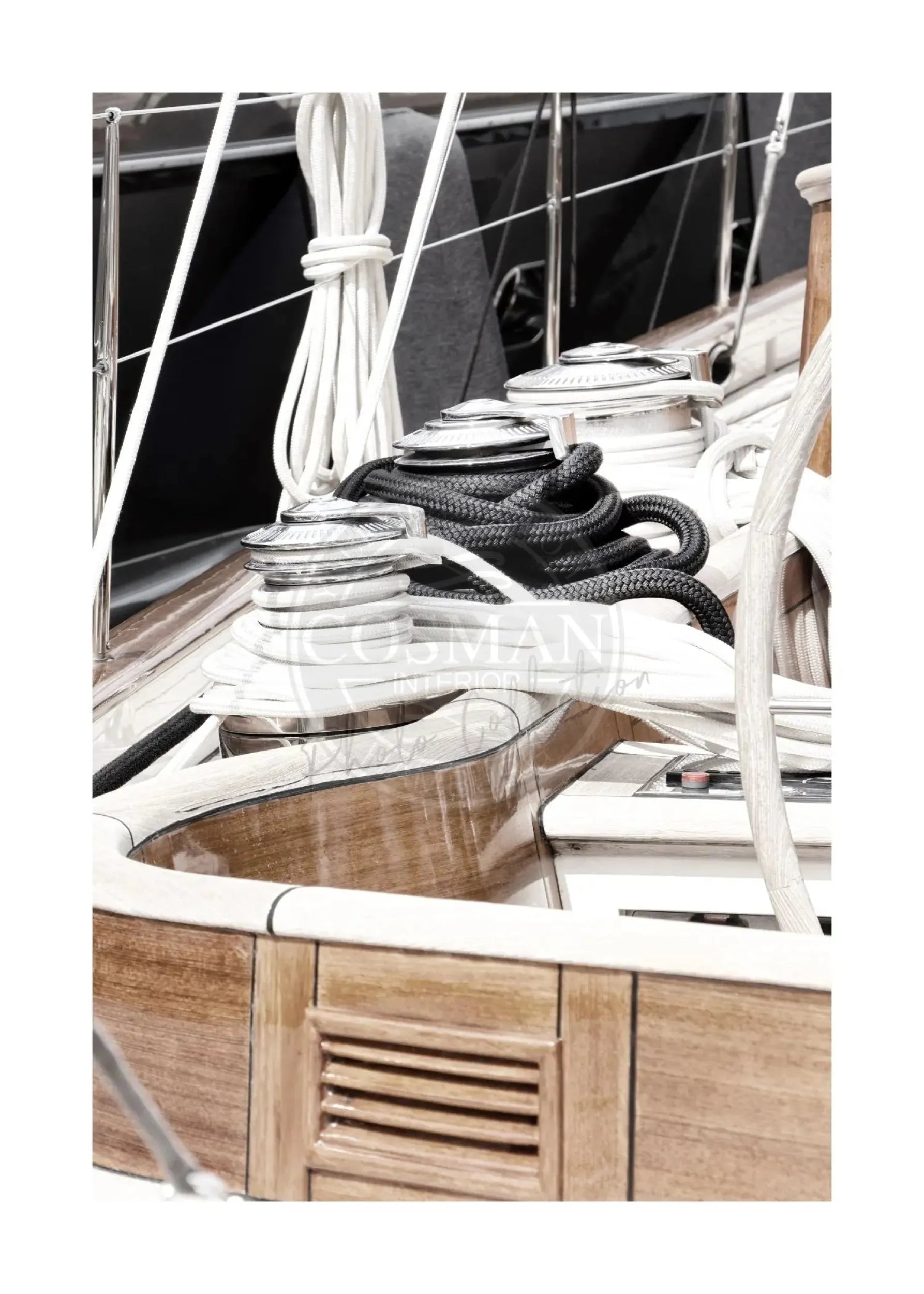 Schwarz-weiß Poster eines Segelboots in Saint Tropez, 21x29,7 cm, von Cosman-Photocollection, mit weißem Rand.