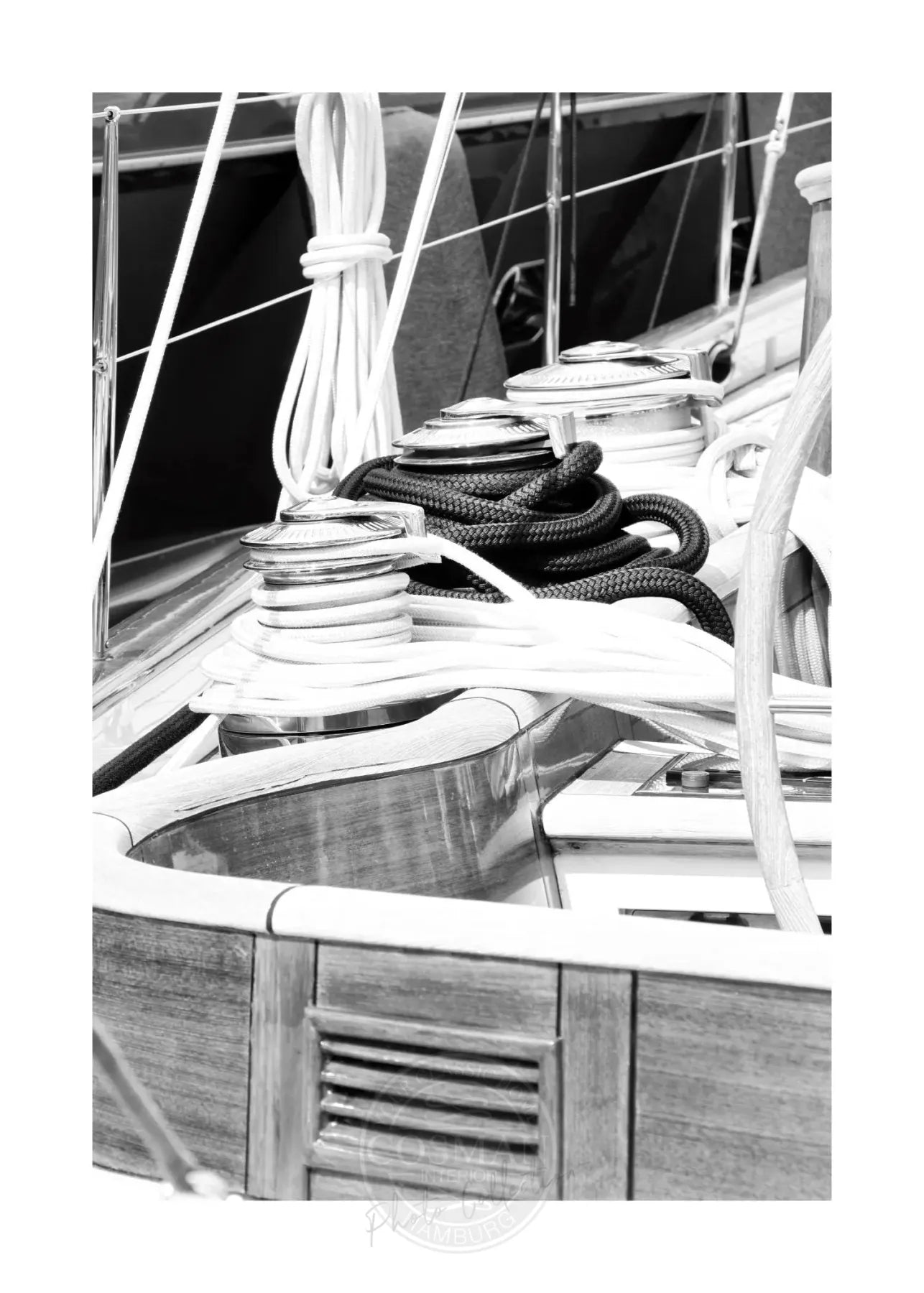 Schwarz-weiß Poster eines Segelboots in Saint Tropez, A4-Größe, von Cosman-Photocollection, mit weißem Rand.