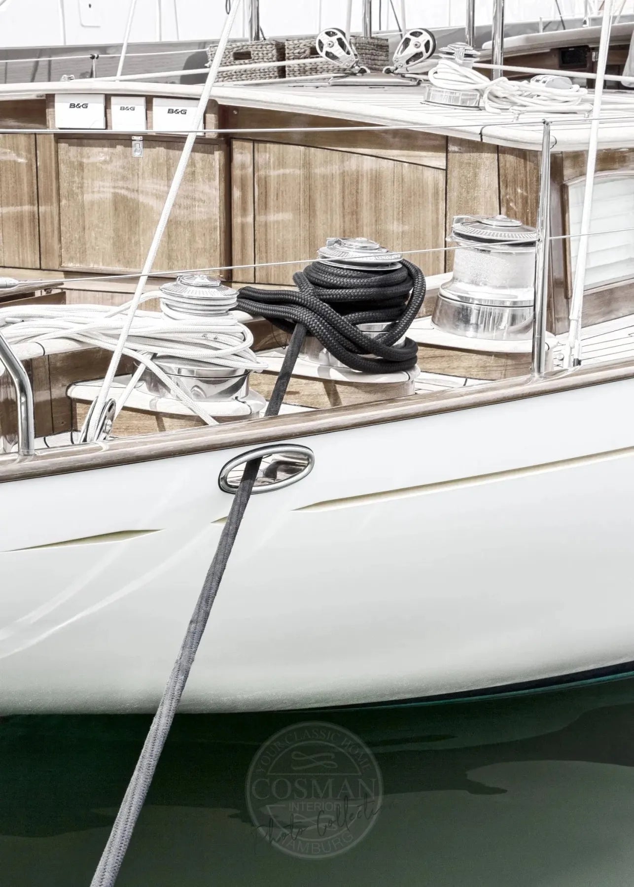 Schwarz-weiß Poster mit Segelboot in Saint Tropez, 21x30 cm, von Cosman-Photocollection, mit weißem Rand.