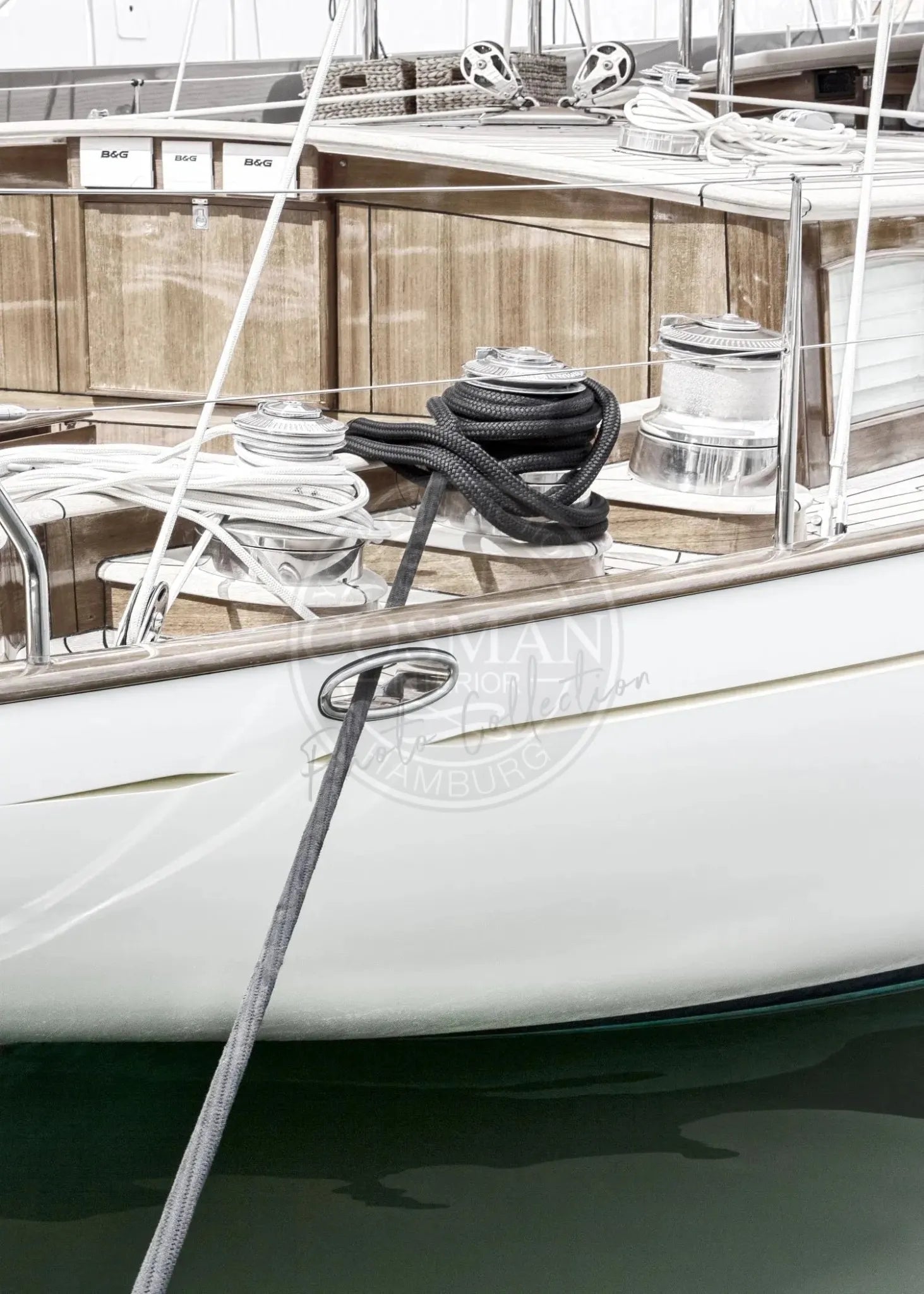 Schwarz-weiß Poster mit Segelboot in Saint Tropez, 21x30 cm, von Cosman-Photocollection, mit weißem Rand.